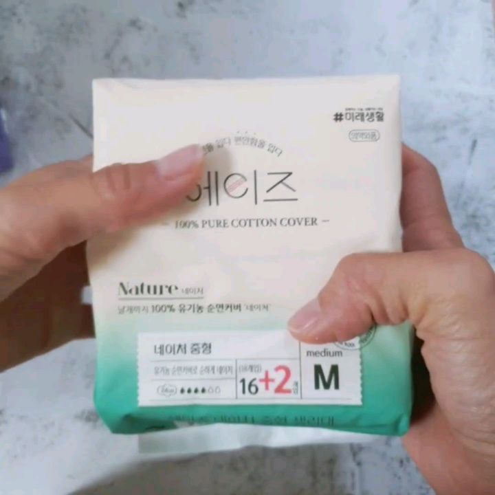 #협찬

☘️미래생활 헤이즈 생리대

피부에 닿는 생리대 선택!
정말 중요하죠?^^

내 몸을 생각한 자연주의 생리대!
전 제품 순면 커버로 만든 프리미엄 생리대!
헤이즈 생리대는,
➡️양이 많은 날에도 안심할 수 있는 강력한 흡수력 '웰핏'
➡️얇고 빠른 흡수로 보송보송 쾌적한 '슬림핏'
➡️날개까지 100% 유기농 순면커버 '네이처' 

전 주로 네이처 중형을 많이 사용했는데요~😊
네이처 중형은 날개와 보이지 않는 흡수체까지 모두 순면 사용으로 더욱 안심하고 편안하게 사용할 수 있더라구요!
✔️습기가 차지 않도록 도와주어 보송함을 유지 시켜주는 숨쉬는 통기성 백시트!
✔️날개와 초슬림 더블 시트까지 모두 순면으로 자극없이 더욱 순하게 사용!
✔️'이중 잠금 시스템'으로 앞.뒤.옆 샐 틈 없이 방지!
그리고 곡선형 입체구조로  밀착 흡수까지♡

피부가 민감하다보니 생리대는 정말 성분을 보고 자극이 적은 제품을 고르고 골라 사용하는데 헤이즈는 사용해보니, 자극이 없어 아프지 않더라구요~~!👍🏻
불편함 없이 사용했어요😊

📍생리대 성분을 가장 중요하게 생각하는 분!
 민감한 피부로 자극이 적은 제품을 원하는 분들을 위한 제품이랍니다❤

#신예은생리대#헤이즈#네이처#유기농생리대#통기성백시트#샘방지가드#편안한생리대#저자극생리대#자연주의생리대#친환경생리대