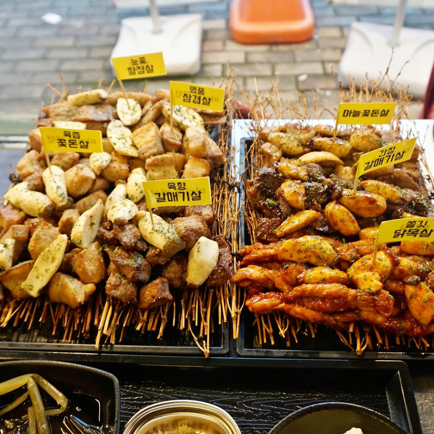 수완지구 고깃집 꽃돈 
여길 이제 와봤다니~
너무 괜찮고 맛있는 찐 맛집이에요
#꽃돈

💛🩷🩵🧡💙💚💜
셀프바도 전 두가지랑 계란후라이도
만들어 먹을 수 있고
고기 많이 시킬수록 서비스
계속 나오는 맛집입니당

연말모임이나 회식장소로도
딱이에요^^
#꽃돈 #수완지구고기집 
#수완지구고깃집 
#수완지구삼겹살 
#수완동맛집 
맛있게 잘 먹었습니다 

➡️광주 광산구 수완로74번길 38-2 1층 
➡️영업시간 17시~ 24시

#수완지구고기맛집 
#광주고기집 
#광주고깃집