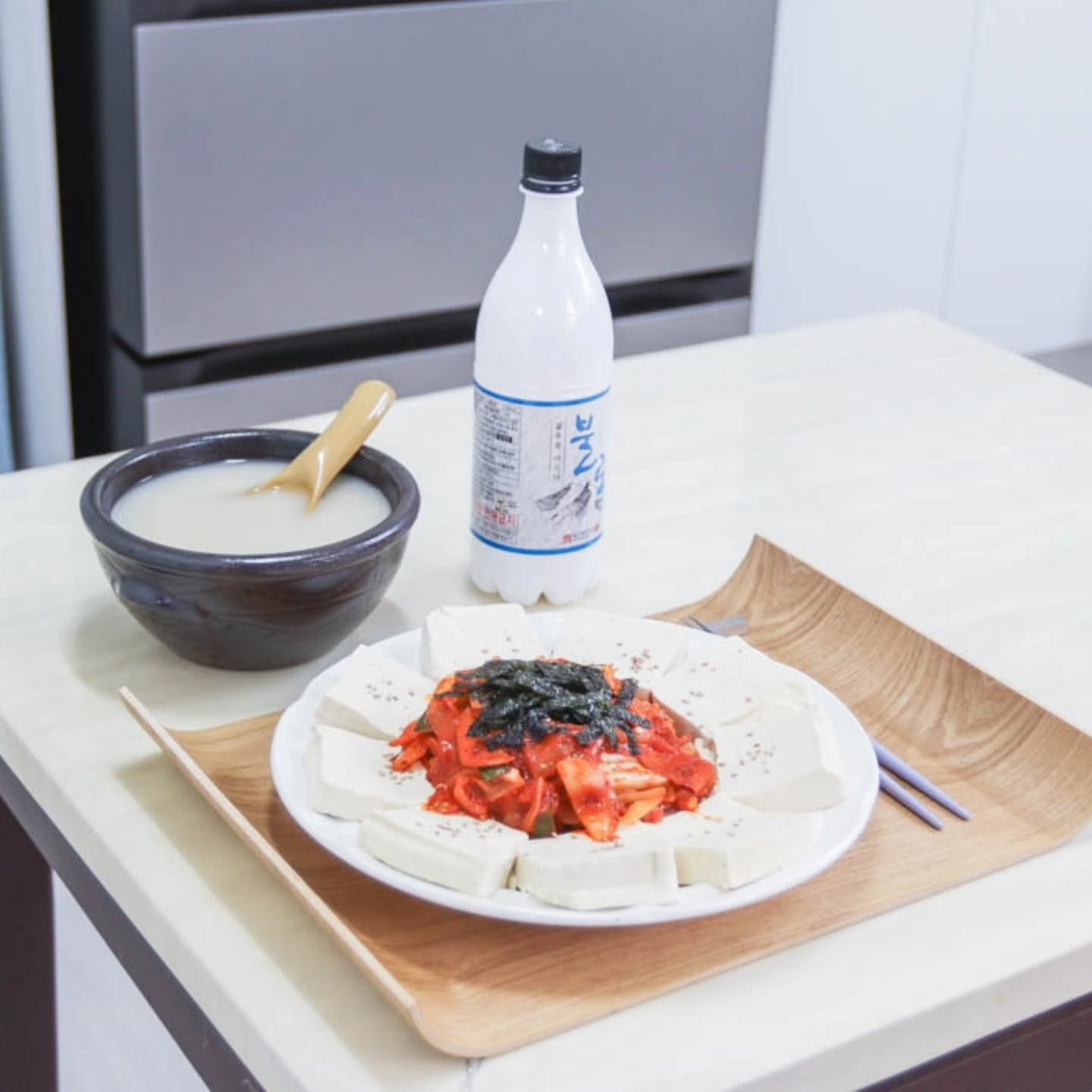 #광고 by #LG전자
lgelectronics_kr
얼마 전 친정에 김치냉장고를 바꿔드렸는데요.
주말마다 맛있는 거 먹으러 오라고 부르시더라고요.
룰루랄라~ 즐거운 마음으로 달려갔죠. 😊
LG 디오스 오브제컬렉션 김치톡톡은 식재료에 따라
맞춤 온도로 보관할 수 있는 다목적 기능이 매력 포인트!!
거기에 3단계 냉기 케어 시스템 덕분에
식재료가 더욱 신선하게 유지된답니다.
다목적 보관 기능에 막걸리, 맥주, 소주 등 주류가
보이더라고요. 막걸리 보관하고 거기에 어울리는 안주
두부김치를 만들어서 시원하게 한잔하고 왔어요.
LG 김치톡톡에서 꺼낸 신선한 재료로 맛있게 만든
두부김치 레시피 시작합니다. 렛츠꼬!!
< 재료 준비 >
두부 한 모, 잘 익은 김치 1그릇
양파, 파, 당근 등 야채 적당량
식용유 3T, 김가루, 통깨 조금
먼저 냄비에 물을 끓여주세요.
물이 끓기 시작하면 두부 한 모 넣고 3분 정도
데워준 다음 채반에 받쳐 물기를 제거해 줍니다.
두부에 물기가 제거되는 동안 웍에 식용유를 넣고
달궈지면 나머지 재료를 볶아줍니다.
맛있는 두부김치의 비법은 잘 익은 김치!!
따로 조미료를 넣지 않고 야채랑 볶아주기만 해도
맛있거든요. 신 김치의 경우 설탕 한 스푼 정도
넣으면 감칠맛이 살아나요.
이쁘게 접시에 담아내고 김가루와 통깨를
위에 솔솔 뿌려주면 완성!!
LG 김치톡톡의 다목적 보관 기능 덕분에 막걸리를
딱 맞는 온도로 보관할 수 있게 되었고요.
거기에 맛있는 두부김치 안주까지 더해지니 입이 즐거워요.
다음엔 더 맛있는 레시피로 돌아올게요.😊
그 맛을 한층 더 업그레이드할 수 있었답니다. 여러분도 한번 만들어 보세요. 다음엔 더 맛있는 레시피로 돌아올게요. :)
*제품 성능 및 자사 시험지에 대한 상세 내용은 LGE.COM 홈페이지 참조
*LG 전자 제품 구매시 공식홈페이지 (LGE.COM), 온라인 인증점 및 오프라인 공식 판매처를 확인하세요.
#막걸리보관 #막걸리 #막걸리안주 #두부김치 #두부김치레시피 #LG #LG전자 #LG디오스오브제컬렉션김치톡톡 #LG김치톡톡 #LG김치냉장고 #김치톡톡 #오브제컬렉션김치냉장고 #엘지김치냉장고 #김치냉장고 #미식전문보관 #김치냉장고추천 #가전제품추천 #주방인테리어추천