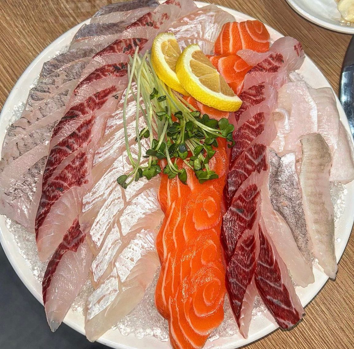 구리시장에서 회 맛집을 찾고 있다면?
#구리바다회뜨는집

두툼-한 회를 좋아한다면
꼭 방문해봐야 하는 곳이다

씹는 맛을 좋아해서
얇은 회보단 두툼한 회를 선호하는 편인데

이 곳은 회를 큼직큼직하게 썰어주셔서
씹는 맛을 제대로 즐길 수 있다 ❗️🤤

광어지느러미를 이렇게까지 통 크게 썰어주는 곳은
처음 봤을 정도이다

살얼음 위에 회를 주셔서
무더운 여름철에도 쫄깃하고 신선한 회를 즐길 수 있다 🌊

가성비도 좋은데
기본 안주까지 충실하다
칼칼한 홍합탕과 실한 연어머리구이가 기본으로 제공된다 🫢

다른 곳에서는 주문해야 하는 정도의 퀄리티를
기본으로 주신다니 정말 통이 큰 곳이다

그리고 마무리로
칼칼하게 해물라면까지 즐겨주면 완벽하다

구리시장 회맛집으로
바다회뜨는집 강력 추천드린다👍🏻

🕖 매일 11:30 - 02:00
01:00 라스트오더
📍 경기 구리시 체육관로 156 1층
📞 0507-1370-4487
✋🏻포장, 배달, 예약, 무선 인터넷, 단체 이용 가능

#구리시맛집 #구리횟집 #회 #협찬 #리뷰노트