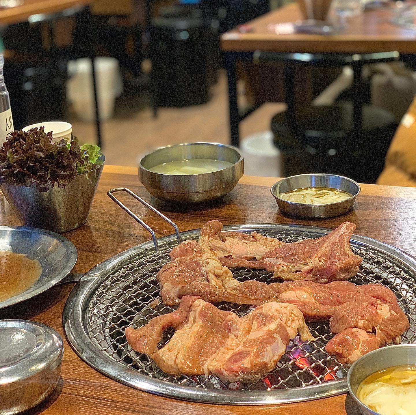 #협찬 #갓갈비 #인생갓갈비송도 🥩

집 근처 갈비 맛집에서 초대받았다😍

외쳐 인생 갓갈비~~~~~

양념갈비와 된장찌개를 주문했다
양념갈비는 1등급 한 돈 갈비라 육즙, 식감 굿굿〰️

물냉 비냉 모두 시켜서
목살 없는 갈비로만 구성되어 있는 갓 갈비 후루룩😋

인기 메뉴인 동치미 김치말이 국수도 담번에 맛보고 싶다〰️〰️😳

맛도리는 언제나 행복하다..❤️

#인천맛집 #송도갈비맛집 #송도갈비집추천 #송도고기집추천 #송도돼지갈비맛집 #송도데이트장소추천 #인천회식장소추천 #갓갈비