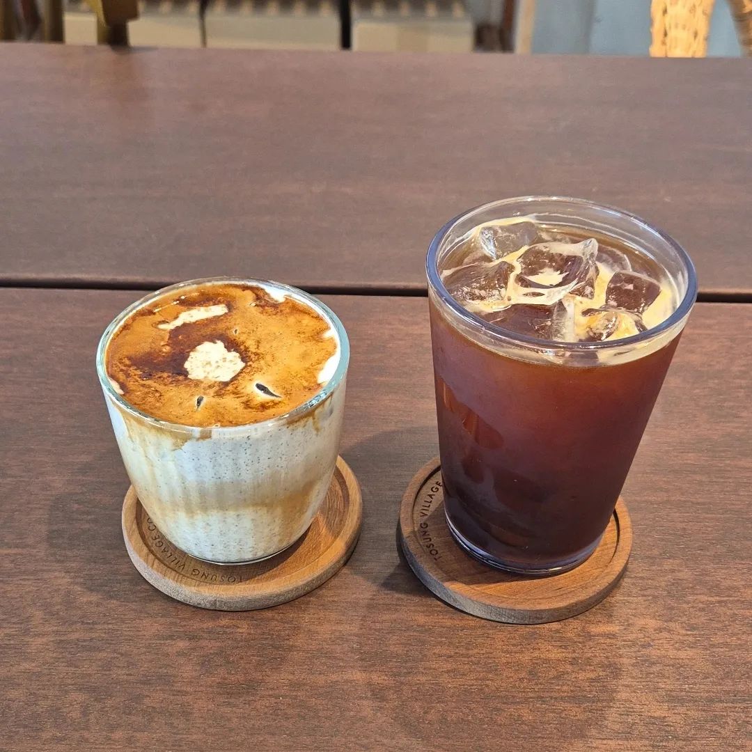 #청주여행

청주 5월에 가면 볼 수 있는 데이지 청보리 맛집
6월 초에 갔더니 약간 시들한것 같은 모습이지만
분위기가 너무 좋아요😍

오두막? 움집? 너무나 사용하고 싶었지만
예약해야지 갈 수가 있었어요.

3시쯤 갔는데 예약 대기시간 2시간 이었음..
나름 평일에 간거였는데..?!ㅋㅋㅋ

베이커리도 거의 다 나간 상태라
아이스아메리카노랑 시그니처 커피 마심
시그니처커피 취저였더라는..🧡

다음에도 청주가면 또 들러야징💕

📍토성마을
충북 청주시 청원구 토성로 163-1

#청주데이트 #청주가볼만한곳 #6월가볼만한곳
#6월여행 #토성마을 #청주맛집 #먹스타그램
#청주카페 #데이지맛집 #수국맛집 #카페스타그램