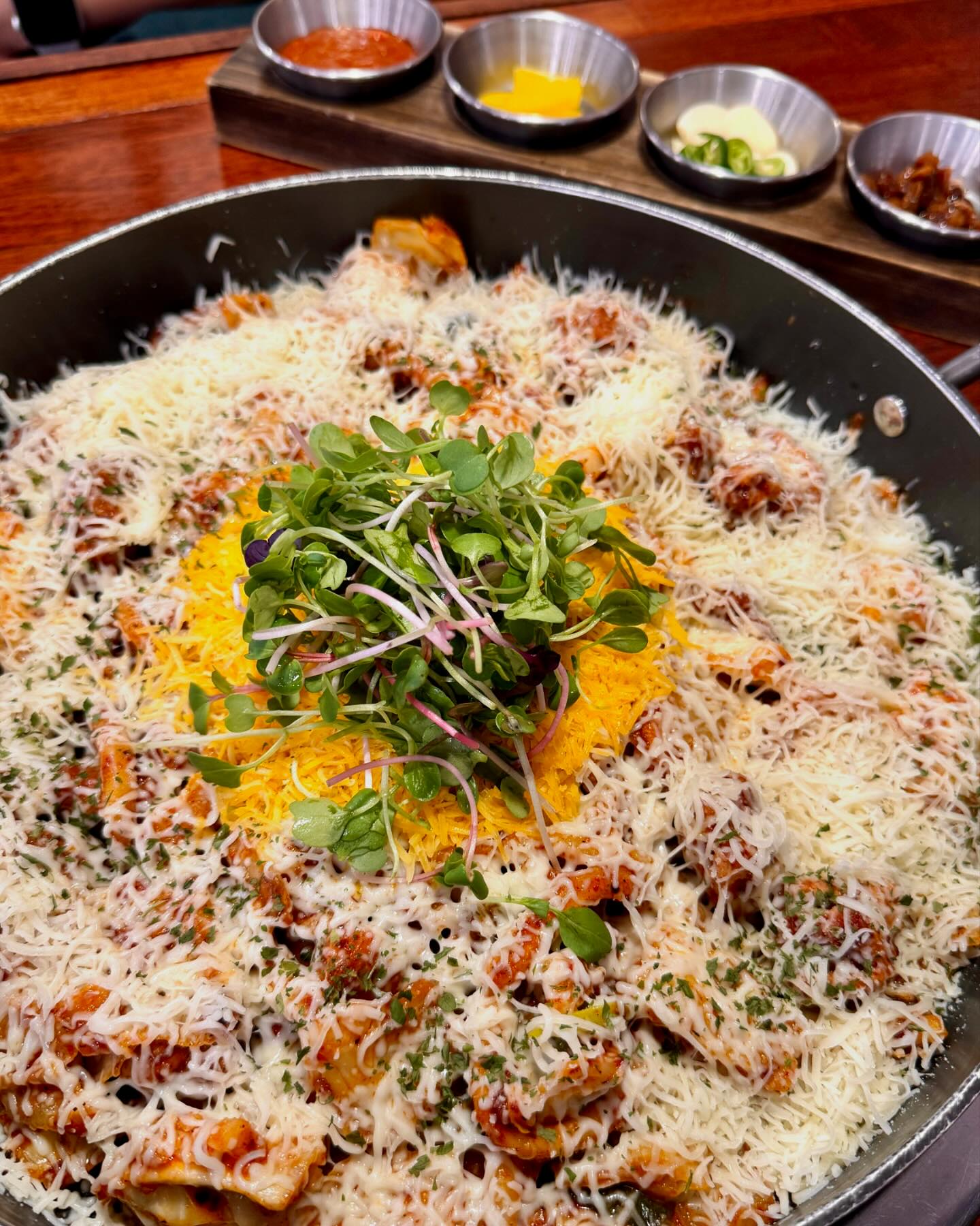 #협찬 눈꽃이 내린 닭갈비❤️

✅계진상 현대시티아울렛점
✅중구 장충단로13길 20 현대시티아울렛 지하2층 계진상
🧚🏻‍♀️동역사 14출
✔️눈꽃치즈 닭갈비 39,000원
✔️우동사리 2,000원
✔️볶음밥 2,500원

간만에 닭갈비 맛있게 먹었다😘 동역사에서도 가깝고 볼거리도 많은 현대아울렛에 위치한 닭갈비맛집, 계진상 다녀왔다.

계진상은 세트구성이 너무 좋은데 닭갈비 2인분과 닭가슴살 개장(or곰탕) 무제한 음료가 나오는 계진상 인기세트가 둘 혹은 셋이서 먹기 딱이다👌

눈꽃치즈 닭갈비와 닭가슴살개장 조합으로 골랐는데 치즈가 눈꽃처럼 쌓인 눈꽃치즈 닭갈비는 큼직한 닭갈비와 고소한 치즈, 매콤한 양념이 너무 잘 어울린다❤️

닭가슴살개장은 이게 2인분은 넘어보일 정도로 푸짐하고 건더기도 듬뿍이라 결국 다 먹지도 못했다🥹 우동사리도 볶음밥도 모두 양이 넉넉하게 나와서 셋이 먹어도 충분할 세트였다. 양 많은거 최고최고다👍

현대시티아울렛 안에 위치해서 쾌적하고 주차도 굿~ 차 없어도 역 근처라 접근성도 굿~ 인테리어도 독특하고 직원분들 친절하고 음식 맛있고💕 맵지 않은 소금구이 닭갈비나 로제 닭갈비도 있어서가족끼리, 외국인 친구와 와도 좋은곳. 재방문각

#동대문현대시티아울렛맛집 #동대문DDP맛집 #동대문역맛집 #동대문맛집 #현대시티아울렛맛집 #닭갈비맛집 #동대문닭갈비 #계진상 #계진상동대문현대시티아울렛점