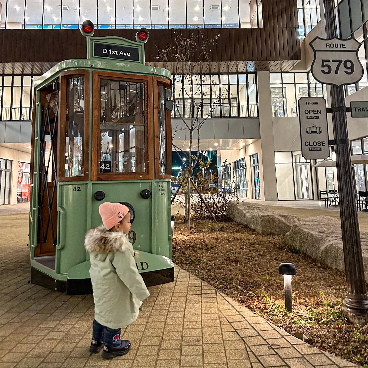 #기차덕후

기차를 너무 좋아하는 민준이🚃

현프아에서 트램을 발견하고 쫓아가서 한컷,

낮엔 탑승도 가능한데 혼자 타라고하면 무서워서 못타는 쫄보😂

#현프아 #대전현프아 #현프아대전 #꼬마기차 #육아기록