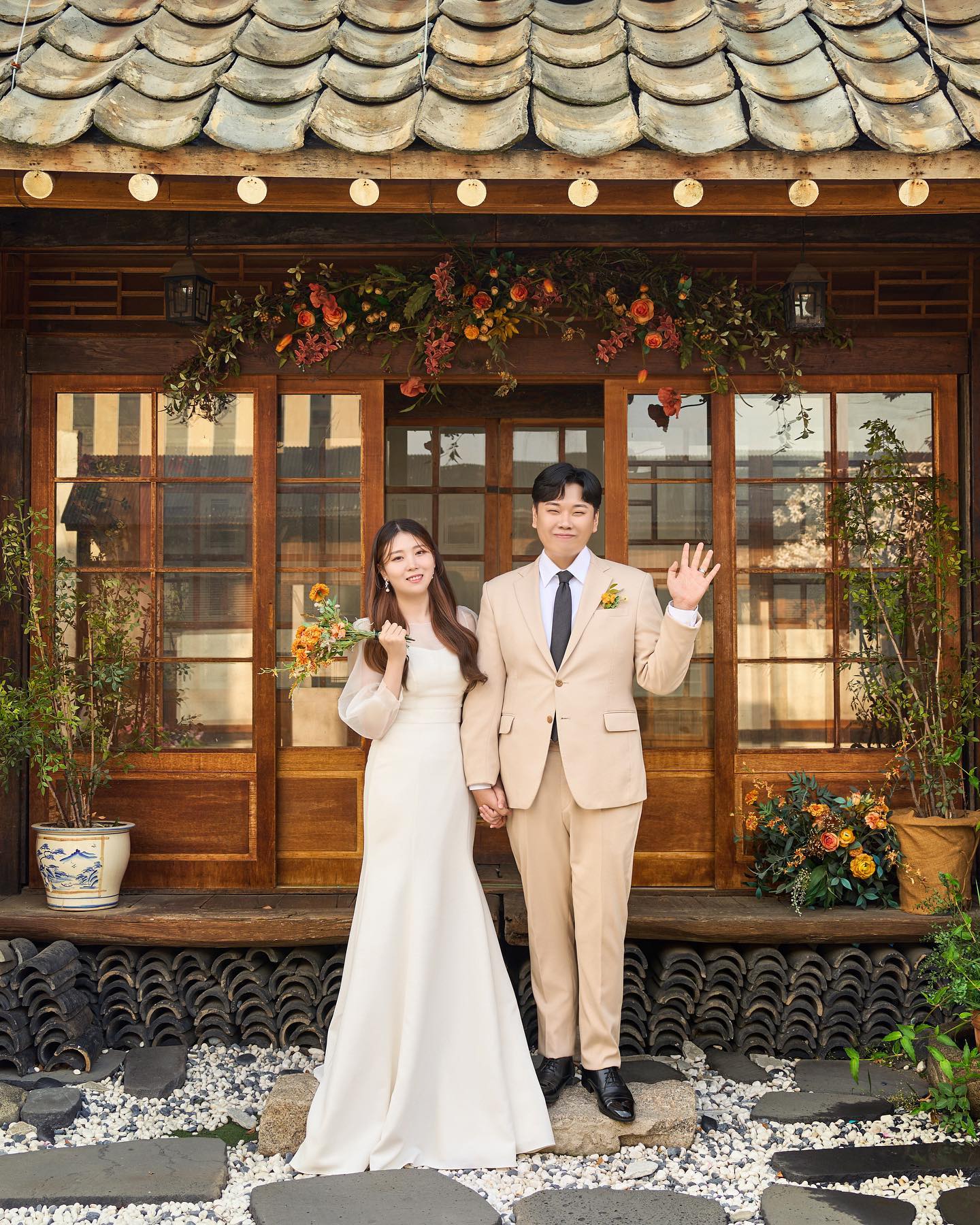 안녕하세요

신랑 김종식, 신부 김다영입니다

친구에서 연인으로 발전해 5년의 연애를 끝마치고,
가정을 이뤄보려합니다

한분한분 직접 찾아뵙고
인사를 드리는게 도리이지만
갑작스럽게 연락을 드려
부담을 드리지않을까
조심스러운 마음에 연락을
못 드린 분들도 있습니다.

너그러이 이해해주시고
연락을 주신다면
감사하고 행복한마음으로
소식을 전해드리겠습니다

오로지 믿음과 사랑만을
약속하는 귀한 날에
축복의 걸음을 함께하시어
저희의 하나됨을 지켜봐주시고
격려해주시면 감사하겠습니다

Aw컨벤션 6층 파티오볼룸

2023.11.12일 오전 10시30분