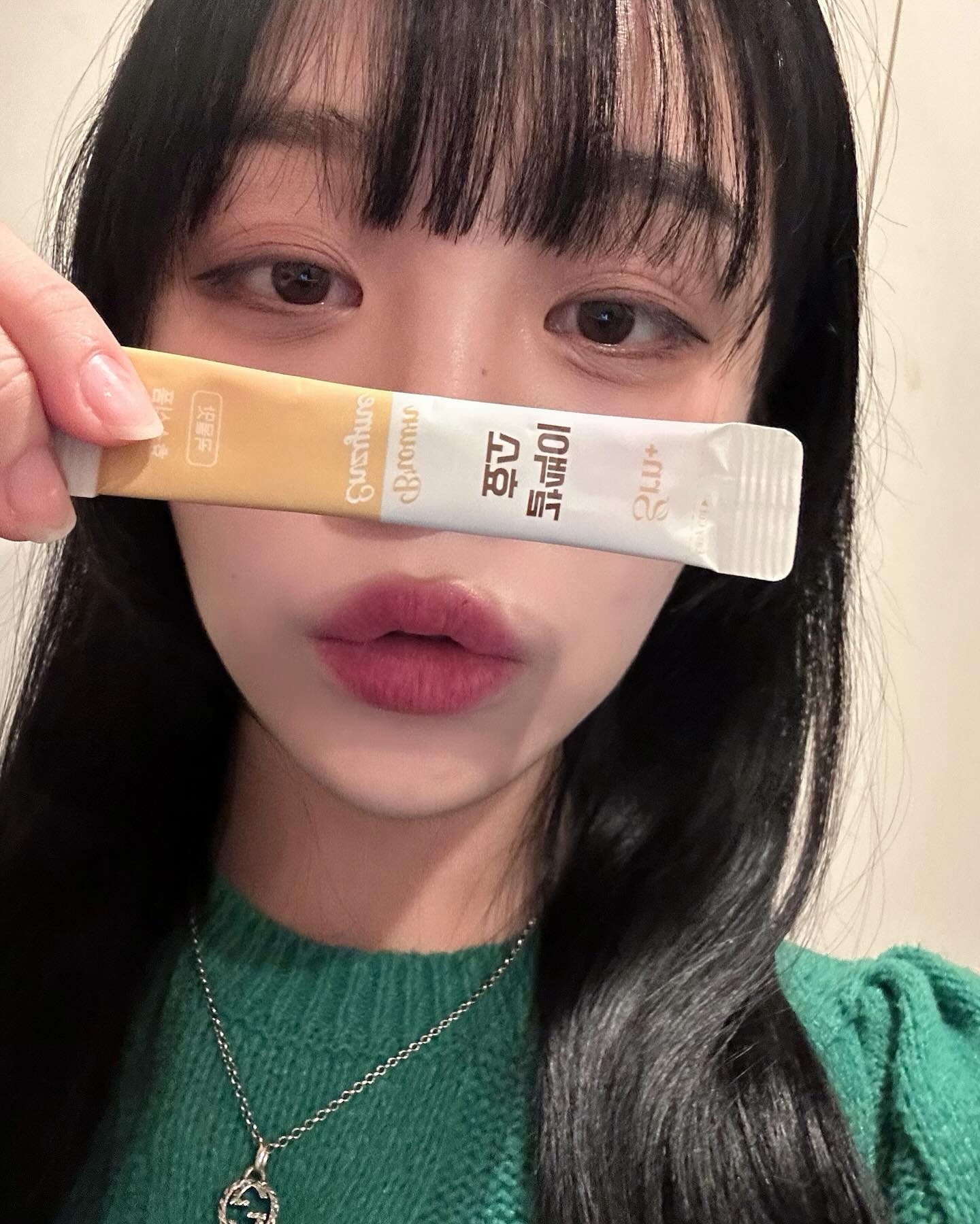#협찬  GRN의 🤎갈색이 효소🤎

다들 분홍이 초록이 아시죠!!? 그 회사인 GRN에서 입 안에 넣자마자 눈꽃처럼 사르르 녹는 눈꽃 효소가 나왔답니다 히히 👍🏻🤪

보통 저는 알약을 잘 먹는 편이라,, 이번엔 가루여서 ㅜㅜ 혹시 맛이 없으면 어떡하나 걱정했었는데!! 미숫가루 맛이랑 정말 흡사해서 거부감 없이 맛있게 먹을 수 있었어요 🙊

저희집 고양이도 탐내서 (???) 한컷 끼어넣었어요 헤헤 이건 사람 효소랍니다..✨ 

🤎갈색이 효소는 인위적인 정제효소 蕪첨가! 
🤎100% 자연발효효소를 사용해 높은 역가수치 보장합니당

효소는 어떤 경우에 먹어야 하는가 ⁉️
평소 이런 고민을 가지신 분들에게 추천 드려요🌞

- 불규칙한 식습관을 갖고 계시는 분
- 속이 자주 더부룩하고 가스가 차시는 분
- 회식이 잦고, 야식을 즐겨먹는 분
- 몸이 쉽게 부어서 고민이신 분
- 인스턴트, 배달 음식을 좋아하시는 분

저 같은 경우엔 밀가루는 소화가 잘 안되는 타입인데 이 갈색이효소를 먹으니까 금새 편안하게 소화가 되어서 너무 만족스러웠습니당! 하루에 한포씩 먹고 붓기랑 소화 건강 챙겨보세요 👍🏻👍🏻👍🏻

가까운 올리브영 매장에서도 갈색이를 만나볼 수 있답니댜🤎

 #GRN #갈색이 #갈색이효소 #효소추천 #이너뷰티 #발효효소 #곡물효소 #올리브영 #올리브영효소 #올리브영추천 #올리브영추천템 #맛있는효소#인플루언서#협찬문의#광고#ad grn__official