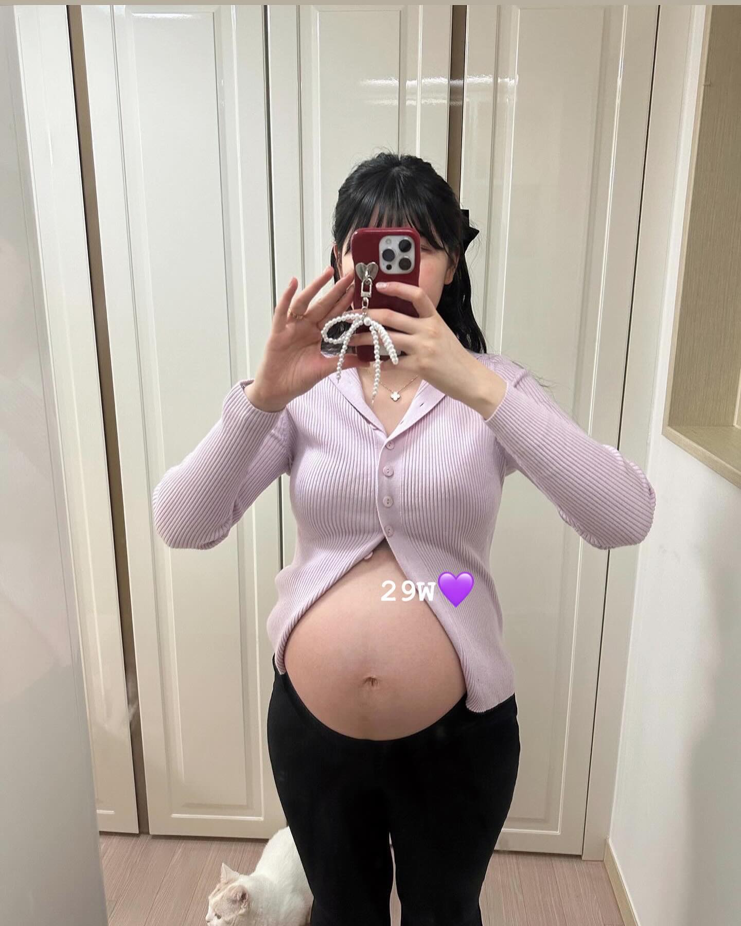 하루 하루 바뀌는 배 모양 🍐👶🏻💛
로션 바를 때마다 감탄하는 오빠와 나 👩🏻‍❤️‍💋‍👨🏻
.
.
.
#29주 #임산부 #8개월 #주수사진 #임신기록 #용띠맘 #용띠아기 #딸맘