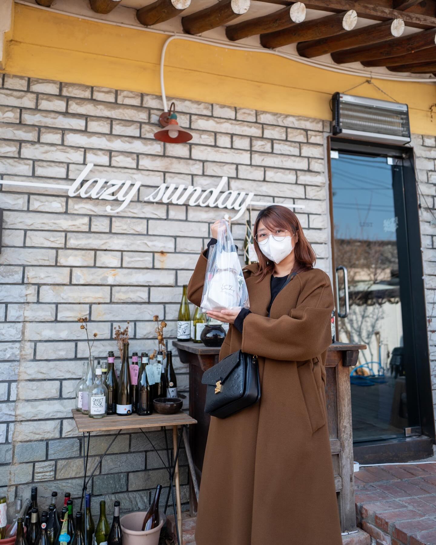 경주여행 얘기중 생각난 예전 방문했던 갬성갬성 와인샵 생각~☺🥰

▫천년의 고도 경주답게 한옥스타일 와인샵
▫포장 시 안개꽃을 잘라서 붙여주시는데 이런 세심한 거에 감동하는 나…
▫방문 전 생각 비해 매우 다양한 종류의 와인에 놀람
▫와인 외에 사케류도 꽤 있고 안주류도 다양했음
▫선물, 칠링 패키지가 잘 되어 있어서 피크닉에 좋을 듯
▫구매 후 마당 테이블에서 시음가능

📍레이지선데이보틀 lazysunday_bottle 
경북 경주시 손효자길 17 레이지선데이
.
.
.
.
.
#경주 #황리단길 #경주여행 #경주데이트 #경주가볼만한곳 #와인 #와인샵 #바틀샵 #와인스타그램 #부부여행