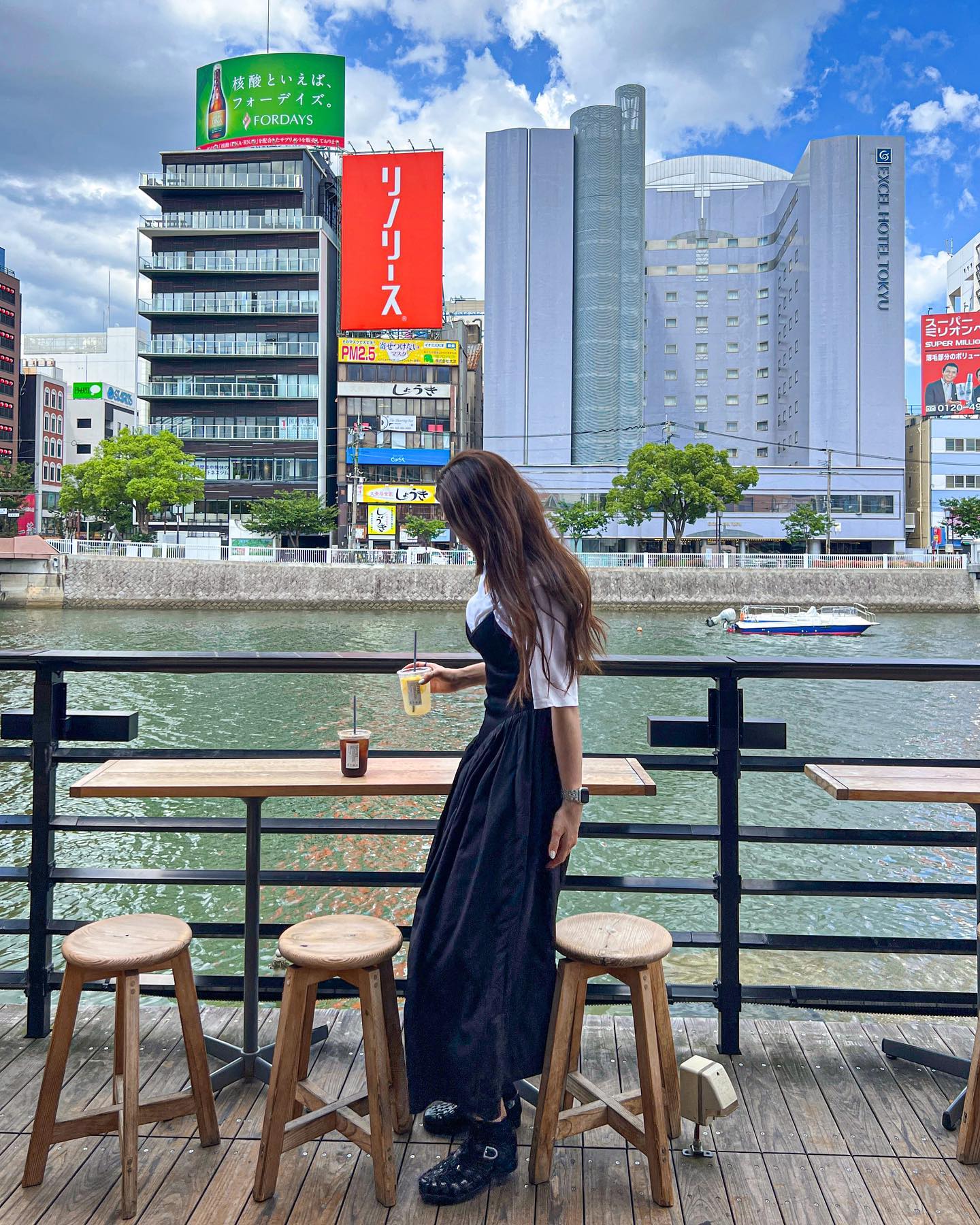 녹을 듯한 날씨에 걸어다니는 것도 너무 좋지만(택시타자니까...)
에어컨 아래에서 커피, 진짜 최규🩵