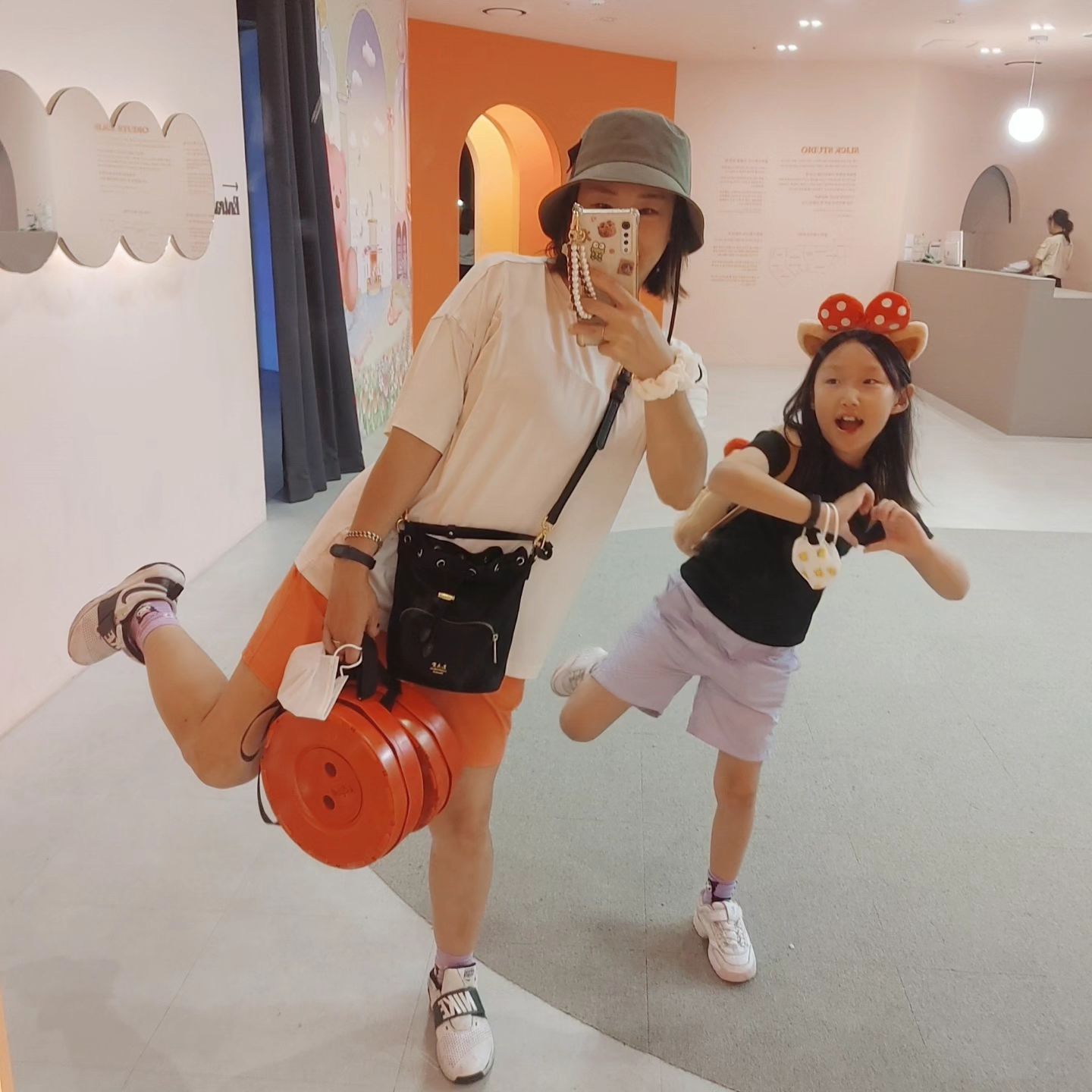 롯데월드 뿌시기
10시-10시까지
15개 이상 탑승
오전, 오후 퍼레이드 맨앞관람
맵핑쇼 맨앞관람ㅋㅋ

9살 번지드롭, 후렌치레볼루션 클리어ㅋㅋㅋ
바이킹 손들고 발들고 타고 자이로드롭 휘파람 불면서타는 엄빠 밑에서 강하게 크기
이제 두려울게 없다