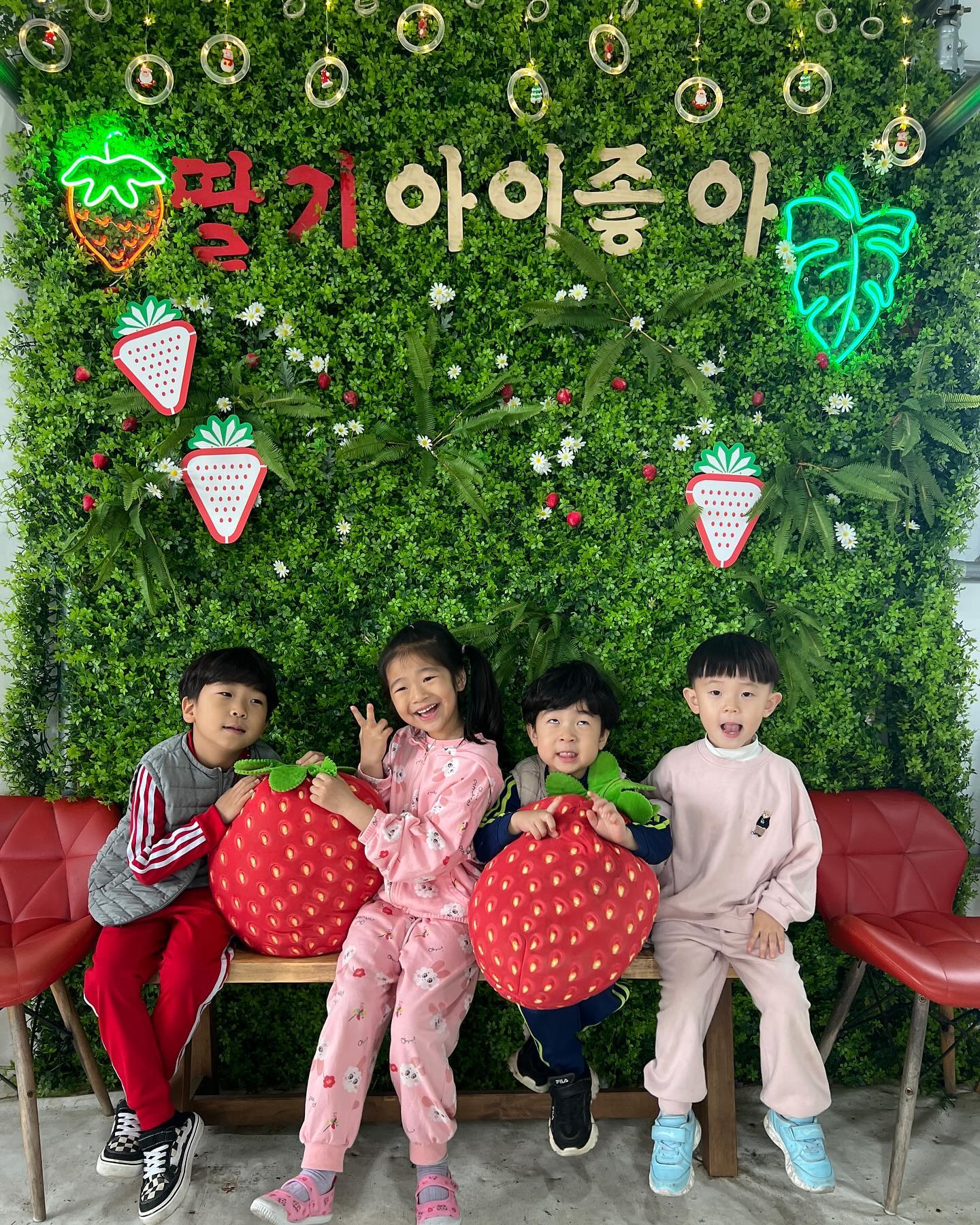 이번에도 즐거운 1박2일🩷
딸기체험🍓 
컸다고 잘하네 아가들🫶🏻
포토존에서 상콤하게🤭
#유주육아일기👶🏻💓#딸기체험#도영농원