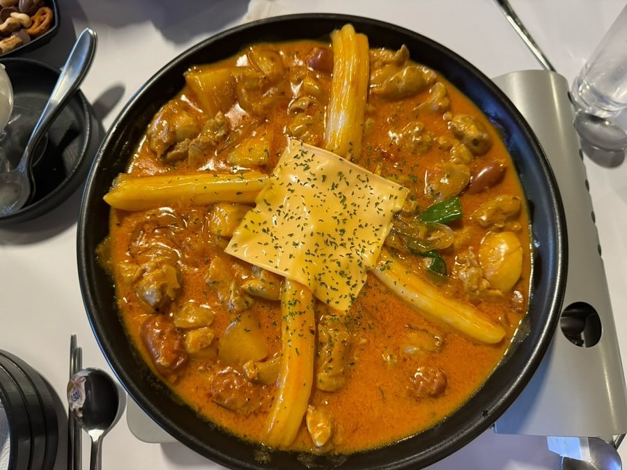 가성비 끝판왕 진주 가좌동 술집
신메뉴 마라로제찜닭 마라와로제 조합 넘 맛있다 ❤️👍 
마라 좋아하면 완전 감동적인맛🫶

마라로제찜닭 24,900원
참치주먹밥 4,000원
바닐라아이스크림 2,500원

#진주가좌동술집#진주월하주#월하주#마라로제찜닭#참치주먹밥#바닐라아이스크림#가좌동술집