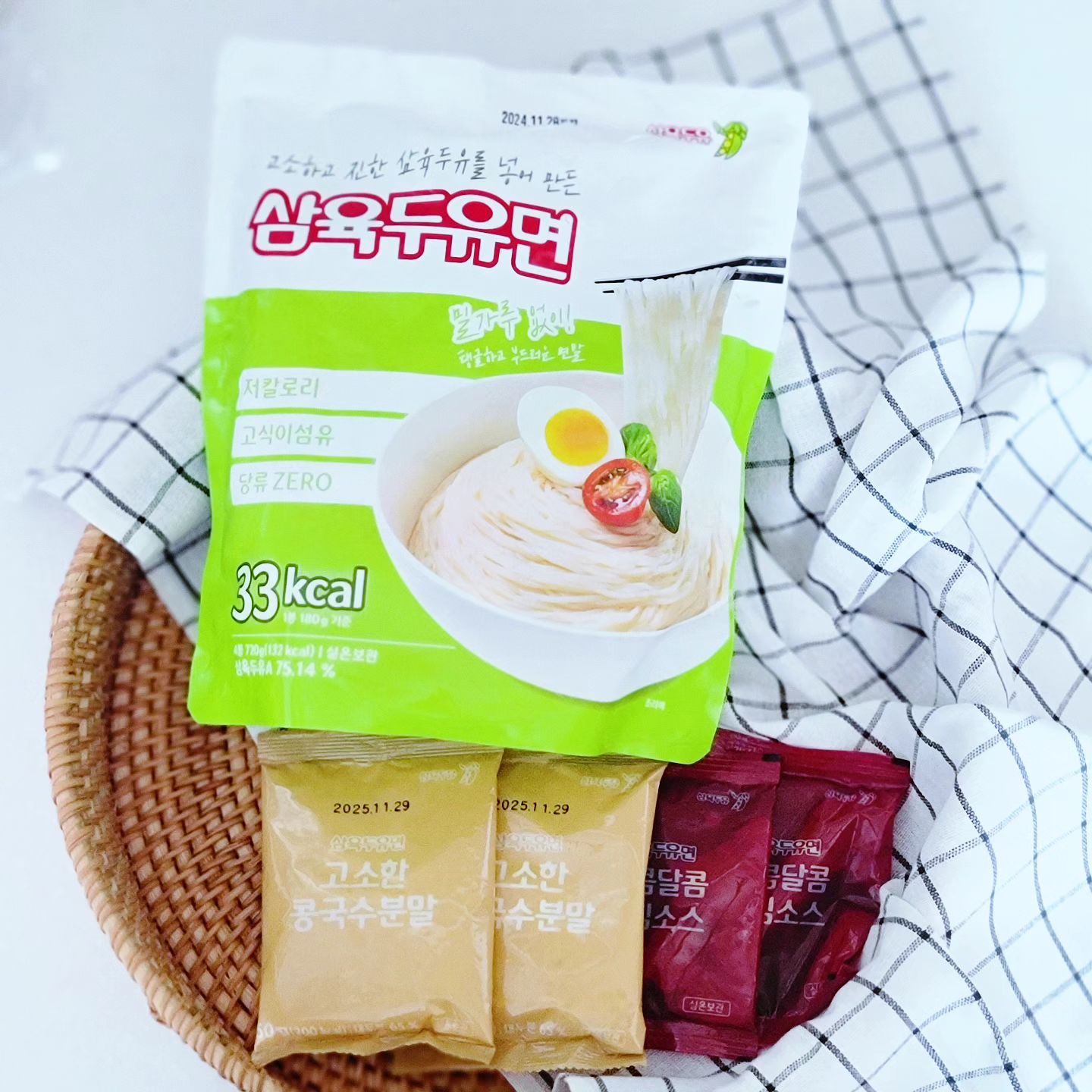 #협찬
더위에 입맛까지 잃어버린 요즘,
좋아하는 면요리를 먹고 싶지만
칼로리  걱정에 계속 갈등하고 있었는데
꼬숩고 맛있는 삼육두유를 넣어 만든
당류0%, 고식이섬유, 저칼로리의
(두유면1인분 180g 33kcal)
진짜 두유면 #삼육두유면 이 있어 얼마나 다행인지..
글루텐프리로 더부룩함이 없고,
면발이 탱글하면서 씹는 맛도 좋아
자꾸만 들어가는게 단점이라면 단점이랄까?
실온보관 가능하고
삶고헹굴필요없이 바로 조리가 가능한 
비가열조리라서 간편하면서
더운 여름에 불 안쓰고 요리할 수 있어
너무 좋더라구요.
칼로리, 간편함, 맛까지 다 잡은 #삼육두유면 
올여름 면요리 원없이 먹어도 되겠어요.
.
.
.
#협찬 #삼육두유면 #삼육두유 #두유면 
#저칼로리면 #밀가루없는면 #글루텐프리 #밀가루대체 #콩국수 #비빔국수 #다이어트면 #식단관리 #식단일기 #식단스타그램