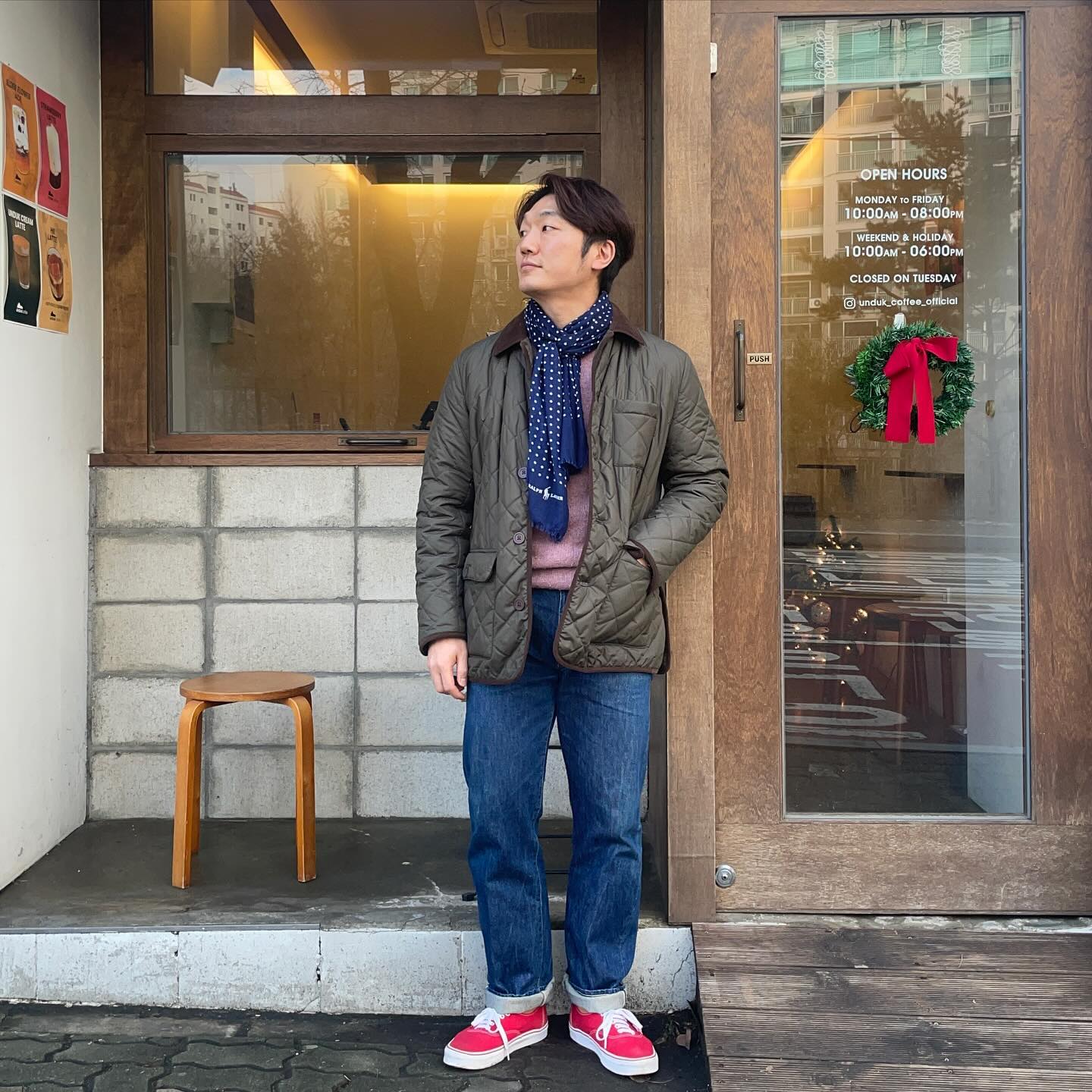 _
2023년이 어떤 한해였냐고 물으신다면
뼈와 살을 내어준 그런 한해였다고 하겠습니다.
실제로도 액땜인듯 아닌듯 우여곡절이 많았거든요

잃은 것도 많았지만 그에 못지 않게
과분한 걸 얻기도 했으니 행복합니다.

2024년에는 
작년보다 더 나은 내가 되길 작게나마 바래봅니다. 
어떤 일이라도 잘 헤쳐나갈 수 있길

2023년 모두 고생하셨습니다!
2024년에도 잘 부탁드리겠습니다!

• Outer : #Anol
• Knit : #Howlin
• Shirt : #Doublerl
• Jean : #Levis
• Shoes : #Vans
• Muffler : #Poloralphlauren