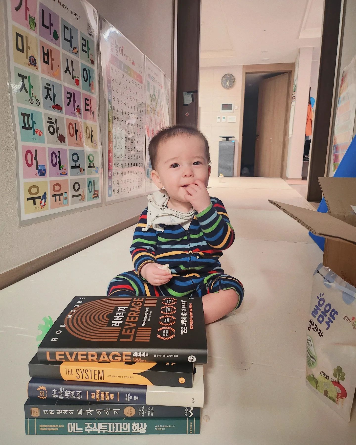 독서모드 리스타트🔥📚

이제 수호랑 민호 둘다 어린이집을 가게돼서 시간적 여유가 생겼어요🙌 그래서 이런저런 핑계로 한동안 멈췄던 독서를 다시 시작하고자 알라딘으로 책 여러권 구매도 하고 #오디오북 듣기를 시작했어요❤️

집안일할때나 잠잘때 오디오북을 들으니까 이틀동안 벌써 3권의 책을 들었더라구요👍 물론 권수가 중요한건 아니지만 가만히 있는 것보다 오디오북을 듣고 있으니 저절로 지식이 쌓여지고 있는 느낌!

이것저것 하고싶은게 많은 엄마다보니 한번 번아웃 오면 좀 길게 가는 편인데요, 3개월 뒤 셋째 출산전까지 다시 정신차려서 성장모드로🔥🔥🔥

#독서기록📚 
#성장기록그램 

#국제가족
#이든오로라
#아이셋
#다섯식구

✨️이든오로라 국제가족 ethan__aurora
✨️혼혈키즈모델/혼혈아기모델 derek_malloch 
✨️외국인체험단/체험단마케팅 goodmoi_
✨️다문화인플루언서양성연구소 damunhwa_lab 
✨️이든쌤 영어 ethan_ajae
