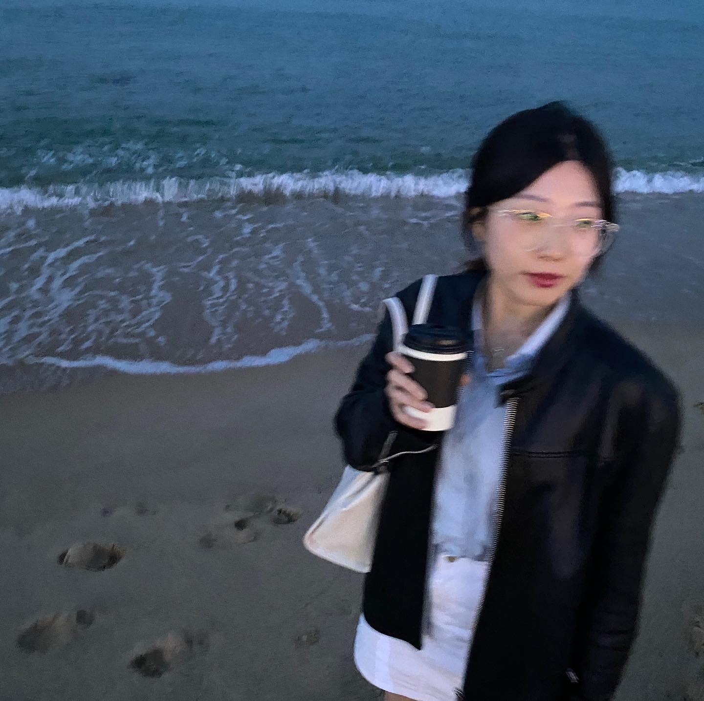 🌑🌌🌊
-
-
-
-
-
-
#바다 #강릉 #경포대 #안목카페거리 #여행 #힐링데이트 #벚꽃축제 #벚꽃없는벚꽃축제 #당일치기여행 #밤바다🌊 #커피타임 #산책길 #해변가 #데이트룩 #ootd #봄코디 #긱시크 #꾸꾸 #꾸안꾸스타일 #안경스타그램 #saturdaynight #coffee #좋반 #lfl