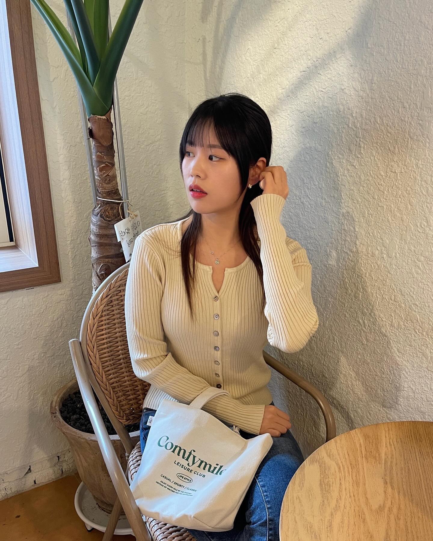 오랜만에 인사드립니댜🦭

#협찬 
-Bag comfymiles 

✔️탄탄한 소재의 캔버스백

✔️너무 크지도 작지도 않은 적당 사이즈
👉바닥폭이 넓어서 넉넉하게 수납됩니다👍

✔️가벼운 산책이나 운동 가방으로 최고~

2월 29일까지 Big 프로모션 진행중이래요🙆‍♀️
공식사이트 배너에서 전제품 15% 쿠폰 발급!!
귀여운 캔버스백 장만하자구요😘

-Top kclubcokr 

#컴피마일즈 #comfymiles #컴피마일즈에코백 #캔버스백
#여행가방 #운동가방 #텀블러가방 #텀블러백 #에코백코디 #에코백추천 #에코백브랜드 #디자이너가방 #디자이너브랜드가방 #데일리룩 #20대코디 #오오티디 #가방추천 #캔버스백추천
