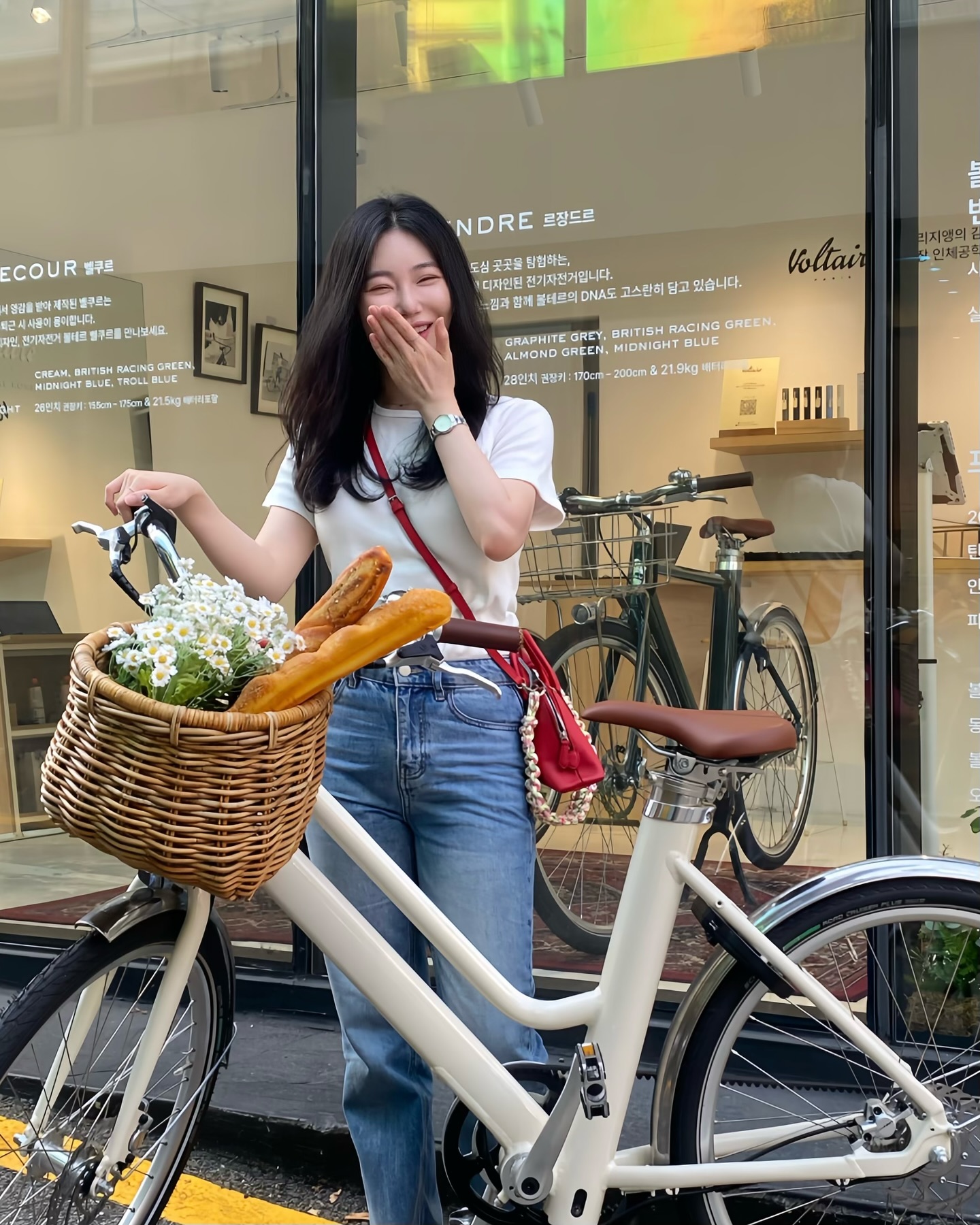 #광고 voltaire.korea 

프랑스 파리의 감성이 담긴, 프리미엄 전기자전거 #볼테르 🚲

아니 무려 70만원 할인 소식과 함께!
330만원 상당의 볼테르 자전거를 득템할 수 있는 기회를
널리 알려드리고자✨ 북촌 스토어에 방문했는데

역시 #포르쉐 디자이너가 만든 비주얼이라 그런지
톤부터 컬러 매치, 쉐잎 디자인까지 너무 잘 빠진 거 있죠🩶
전기자전거가 갖는 다양한 장점도 좋고! (스피드, 워킹모드 등)

[8월 여름 세일 프로모션]
▪️~ 8/31
▪️70만원 할인 코드 제공✔️
▪️북촌 스토어 방문 시, 볼테르 에코백, 한정 엽서 제공
*한정 수량으로 소진 시 조기종료될 수 있습니다.

[세일 이벤트✨]
▪️제 계정( x0x_gang ) 팔로우
▪️볼테르 계정( voltaire.korea ) 팔로우
▪️본 게시물을 스토리 공유 후 볼테르 계정 태그🔺
🔜당첨된 1인에게 #330만원 상당✔️ 볼테르 전기자전거 증정

득템 기회도 좋지만 무료로 시승도 해볼 수 있으니까
볼테르 북촌 스토어로 놀러가봐요🌿

#voltaire
#볼테르전기자전거 #프리미엄전기자전거볼테르
#전기자전거세일 #볼테르여름세일 #전기자전거 #유료광고 
#북촌 #삼청동 #삼청동데이트 #데이트룩 #데이트코디 #fyp