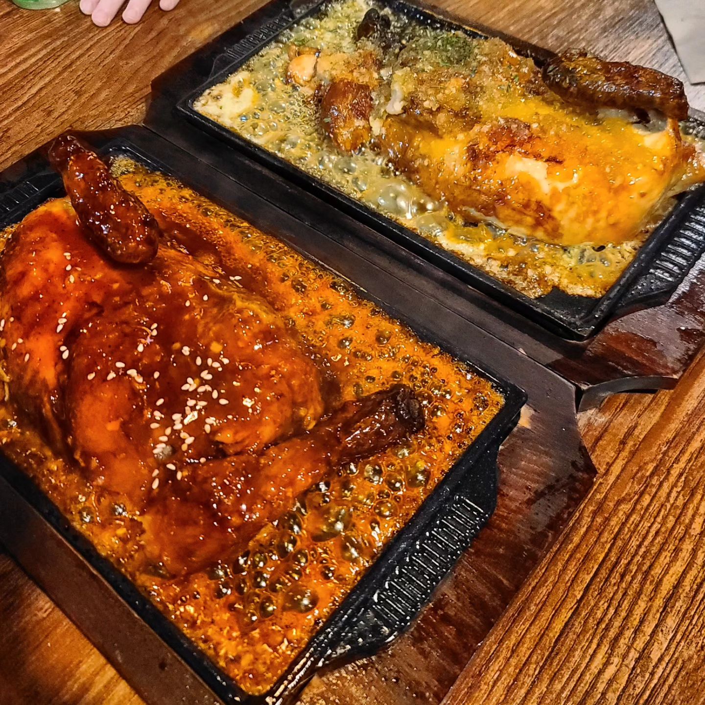 #대봉동맛집#대구맛집

요즘 핫한 치킨브랜드
구도로치킨

작년부터 이런 전기구이 통닭이 많이 나왔는데 처음 먹어보았다🤭

기름기가 빠져서 살고기부분은 담백했고
찹쌀이 누룽지처럼 있어서 맛있게 먹을수있었다. 
닭도 맛있고 소스도 맛있고,
이맛에 전기구이먹구나
싶었다.

다리가 꼬인채 빙빙돌아서 그런지
닭다리가 딱딱했음😭
가격대비 양은 좀 작은듯
성인남자는 1인1닭가능할듯
사이드도 다양해서 치킨메인의 술집정도로 생각하면 좋을듯

#구도로통닭대봉점
❣️대구 중구 대봉로47길 14 1층
⏰️17:00~01:00
🚗매장앞 도로 주차가능