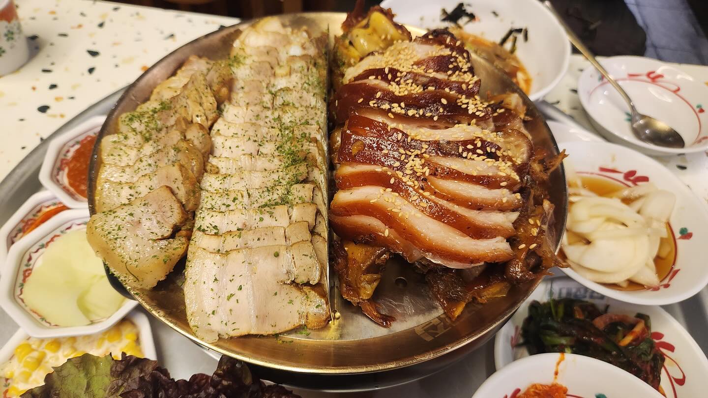 보쌈 족발 한 그릇 하실래요 ??!🤩

양산 물금에 위치한 정씨가문의 족쌈 대장집입니다.😍😍

여기 입구서 부터 이미 맛집 포스나는 비주얼에

저도 모르게 빨려들어가게 되었네요 🌝🌝

족발도 먹어보고 싶고 보쌈도 먹어보고 싶어 대장 족-보 세트를 시켜봤는데요❤

보쌈반 족발반 나오는게 둘 다 먹고 싶을 땐 딱 아닐까요 ??🥸

부드럽고 쫄깃하고🥰

전 개인적으로 족발에서 약간 비린맛 ?? 나면 못 먹겠던데 여긴 그런거 전혀 없구요❤

맛있게 잘 먹고 왔습니다. 🥰🥰

혹시 근처 가시면은~~

꼭 들려서 족발 보쌈 한 그릇 하고 가셔요~❤

🏮Tip 주차는 인근 길거리에 주차하고 이용하시는게 좋을 것 같습니다.🌝

🌟주소 : 경남 양산시 물금읍 백호로 60 111, 112호
🌟전화번호 : 055-382-5536
🌟영업시간 : 매일 16:00-24:00

#갓생푸드_양산

#물금 #족발 #보쌈 #맛집 #족발보쌈맛집 #정씨가문의족쌈대장집 #존맛탱😋💕