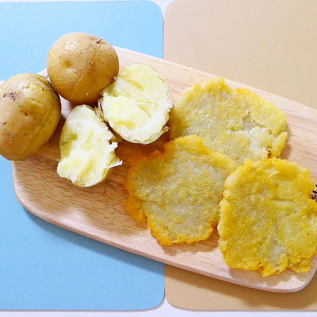 휴가 대신 #집콕 하는 요즘 감자전 맛에 폭 빠졌어요 
밤 고구마에 이어 #수미감자 까지 맛있는 #김의준고구마 쇼핑몰에서 햇수미감자로 맛있게 해먹고 있답니다😄

강판에 갈아 노릇하게 구우면 끝
정말 맛있어요

#햇수미감자 #수미감자3kg #수미감자5kg #수미감자10kg #수미감자삶는법 #수미감자10kg가격 #수미감자택배