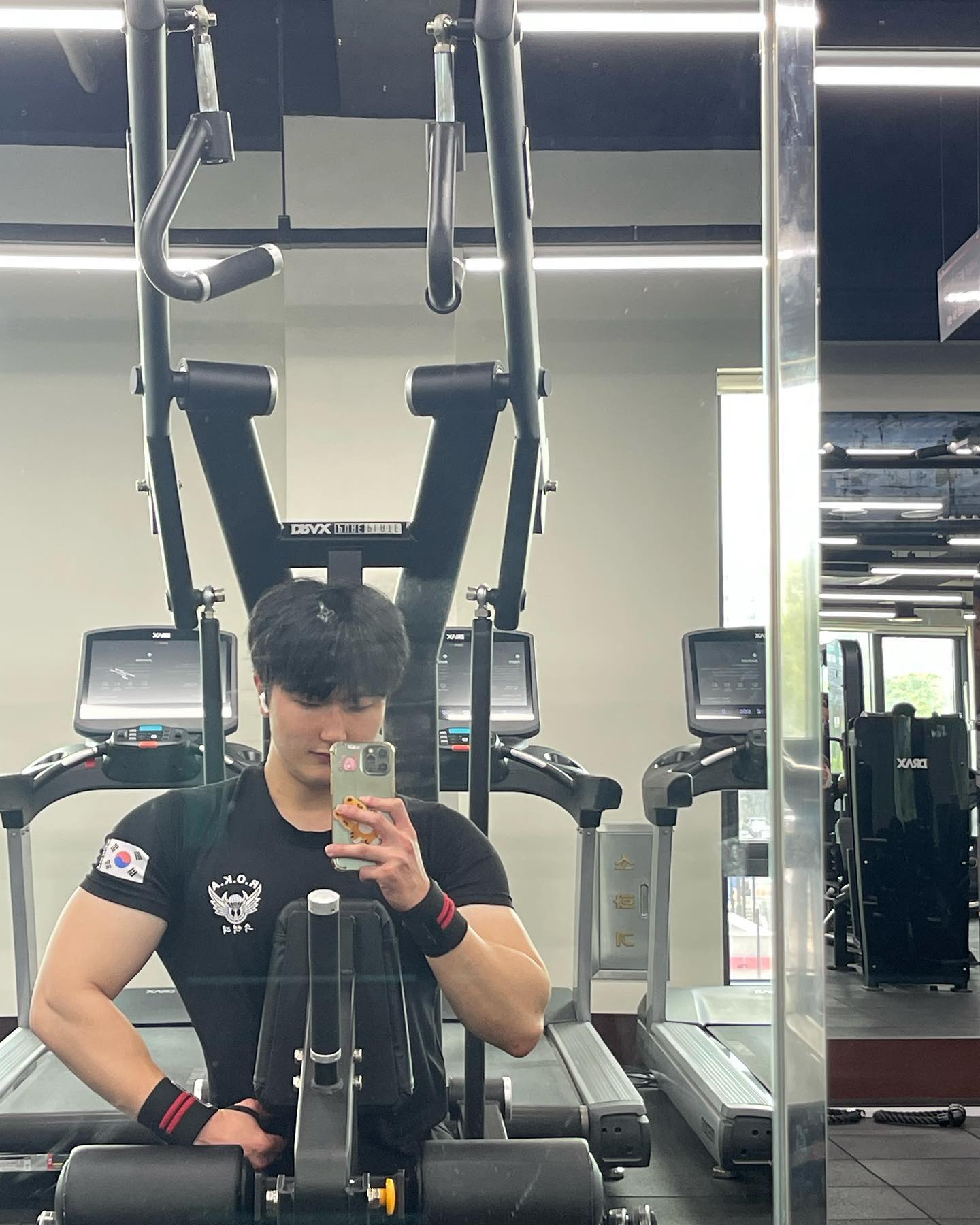 2023.6.12 운동기록📝

🔥가슴 운동🔥

✅벤치프레스 55kg 15회 2set 
  60kg 15회 1set
  65kg 15회 1set
✅인클라인 벤치프레스 45kg 15회 2set 
  50kg 15회 2set 
✅머신 체스트 플라이 55lbs 15회 5set

🔥등 운동🔥

✅맨몸 풀업  12회 5set
✅원암 시티드 로우 50kg 15회 1set
  55kg 15회 2set
  57.5kg 15회 2set
✅하이 로우  45kg 15회 2set
  50kg 15회 2set
✅암 풀다운  47kg 12회 3set

⏰휴식시간 : 1분40초

월요일 운동 끝🔥🔥
오늘은 가슴과 등운동을 했어요💪
정말 오랜만에 오전에 운동을 갔다왔는데 오전이라 힘이 없을 줄 알고 걱정했지만 막상 오후에 갔을 때랑 비슷해서 다행인것 같아요😆😆
역시 헬스는 정신력인가 봐요🤣🤣🤣
내일은 오전에 갈지 오후에 갈지 살짝 고민이 되는데 오전에 갔다가 오는게 몸도 마음도 편하겠죠,,?😁
.
월요일 운동하신 인친님들 고생하셨구 좋은 밤 되세요💪💪