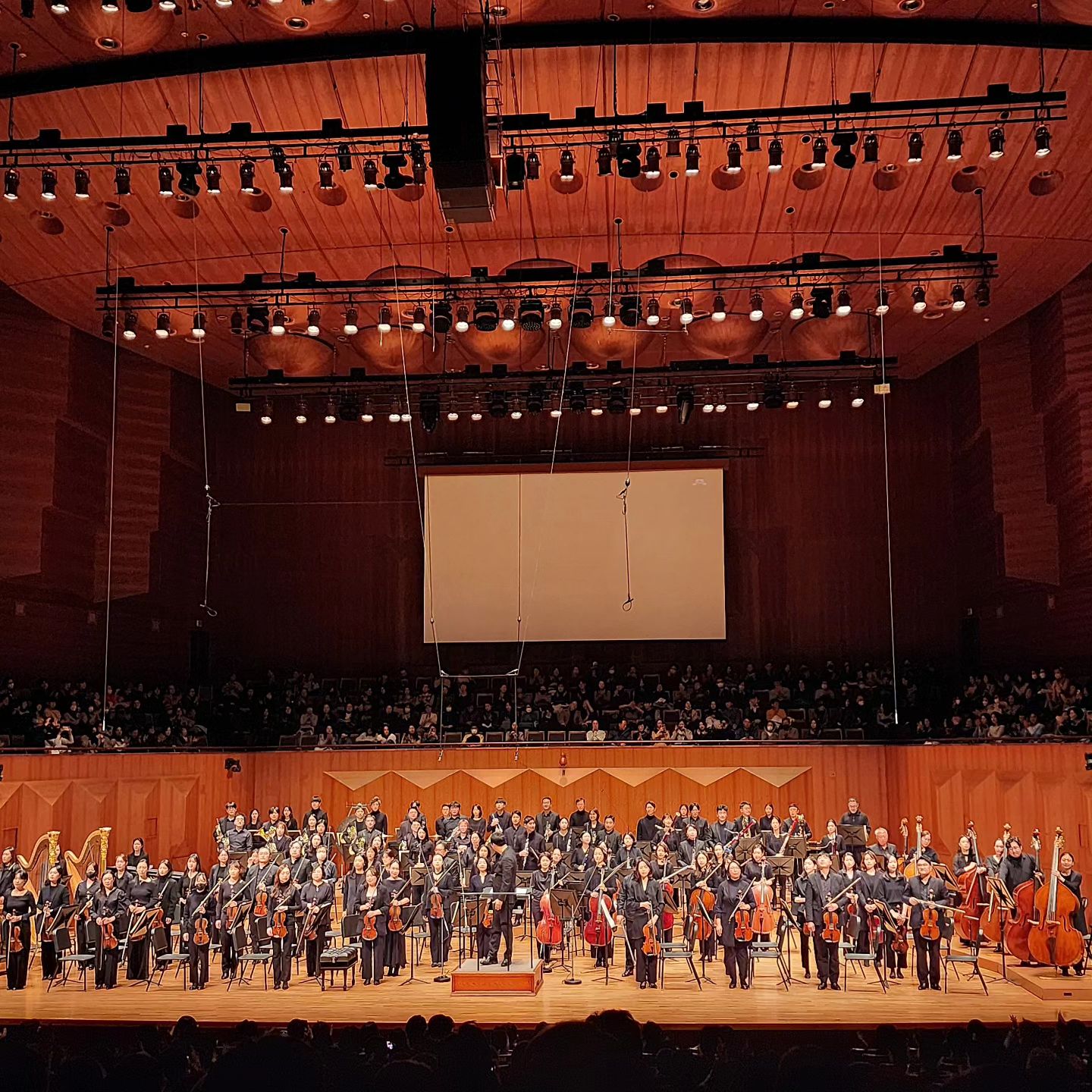 올해 마지막 토요콘서트🎼🎻 잠 잘뻔한 뇌세포 깨우는시간‎, 바이올린 협주곡 연주할때는 감미로움에취해 꾸벅거리다가 스키타이연주부터는 신들린듯한 지휘와 심벌즈 실로폰 하프악기소리들에 압도당해 눈이 번쩍😲 내년에 또 만나요✰
.
.
#예술의전당 #토요콘서트 #지휘홍석원 #바이올린박규민 #경기필하모닉오케스트라 #차이콥스키 #하차투리안 #프로코피예프 #클래식 #클래식공연 #daily #행복한연말 #2023마무리