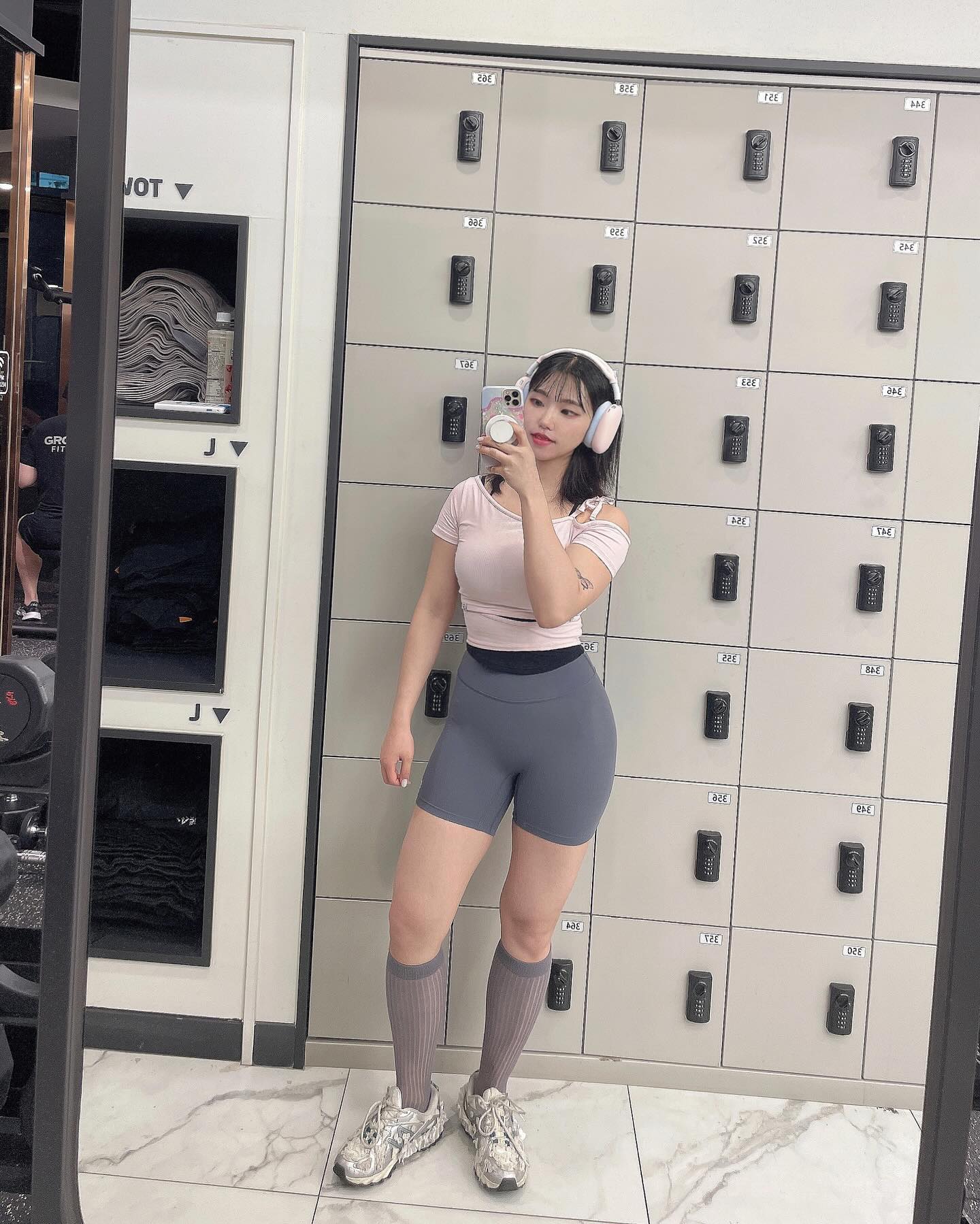 월요일 어깨 뿌셔👊🏽✨
이제 나시의 계절이니까 어깨운동 해야죵??😆😆
저는 어깨운동할때 결보이는게 너무 재밌어요😳
직관적인거 좋아하는 사람✌🏽

어깨루틴
스미스머신 오버헤드프레스 5set
사이드레터럴레이즈 무게섞어 10set
프론트레이즈 무게섞어 10set
벤트오버레터럴레이즈 5set

OOTD
상의 grandeline_kr 
하의 grandeline_kr 
탱크탑 grandeline_kr 
신발 @뉴발란스