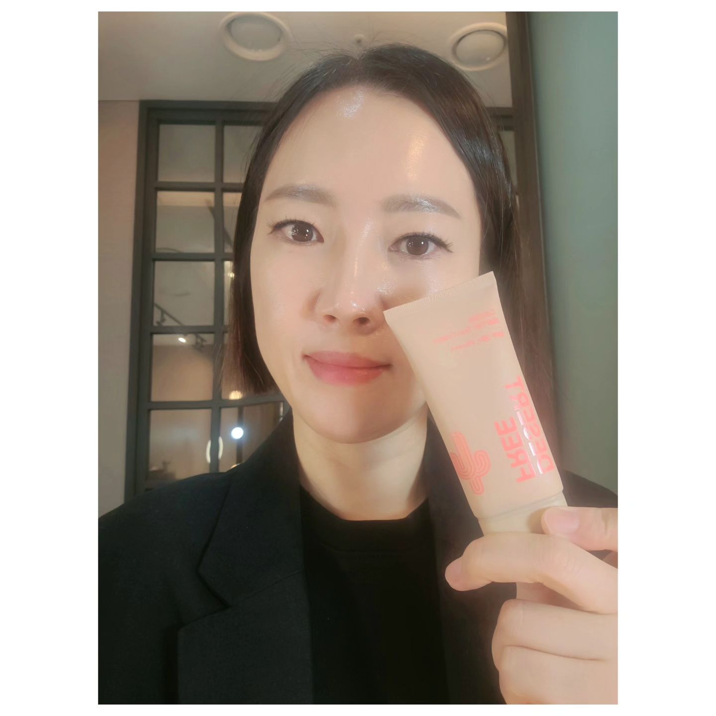 😄 썬크림을 아직도 잘 안바르세요?

아니죠? 잘 바르시죠?
장마철이라고 해가 없다고 패쓰 하시는거는 아니시죠?

4계절 비가오나 눈이오나 꼭~~꼭~~발라야됩니다

☝️자외선으로부터 피부암발생을 예방할수 있구요
(요즘 자외선이 너무 높아용 ㅜㅜ)

☝️피부 손상을 줄여 건강한 피부를 만들수 있구요
(주름, 색소침착)

☝️피부질환, 발생등을 막을수 있어요
(피부염, 홍반, 건선등)

그래서~~소개하고픈 제품💝

💟데저트프리 썬크림 꼭~~써보세용~~

스레드의 인연으로 대표님께 선물을🎁 받았어요

사용감이 수분크림 바르는것처럼 너무 가벼우면서
밀착감이 있어서 너무 좋았구요
눈시림 전혀없고, 너무 순해요

사실~ 저는 톤업되는 썬크림을 좋아해서 베이스로 바르고
메이크업 하는데

#데저트프리썬크림 바르고 메이크업하면
하루종일 내피부에 수분빵빵 촉촉하게 
광나는 피부연출을 할수있고 
시간이 지나도 피부가 건조해지지않아 너무 좋아요 

궁금하시면 desertfree_official

💫꼭~~사용해보시길 추천드려요 

#메이크업우쌤
#썬크림
#썬크림추천
#자외선차단제 
#수분선크림 
#멕시코선인장추출물