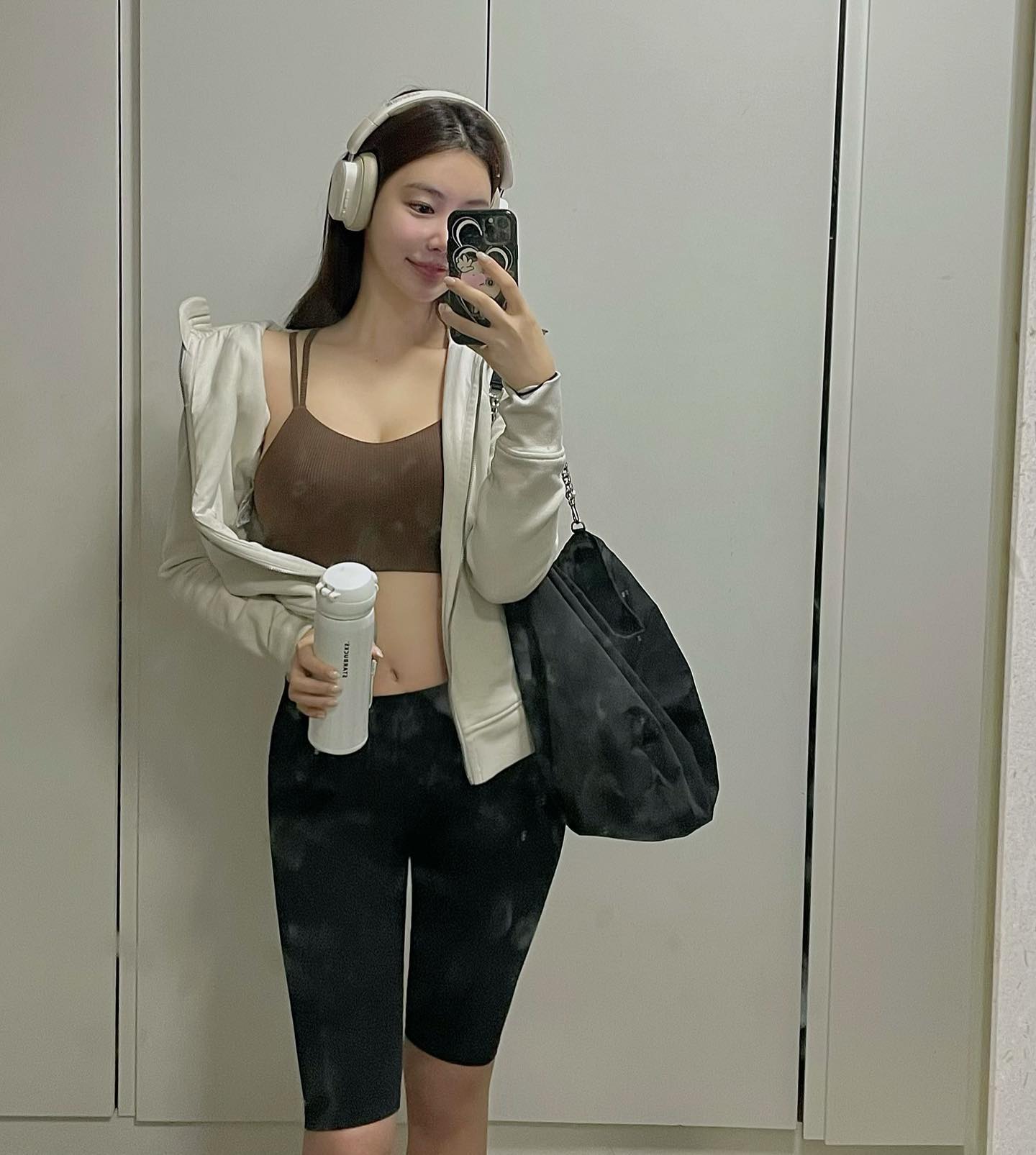 내가 웃는게 웃는게 아니야.........