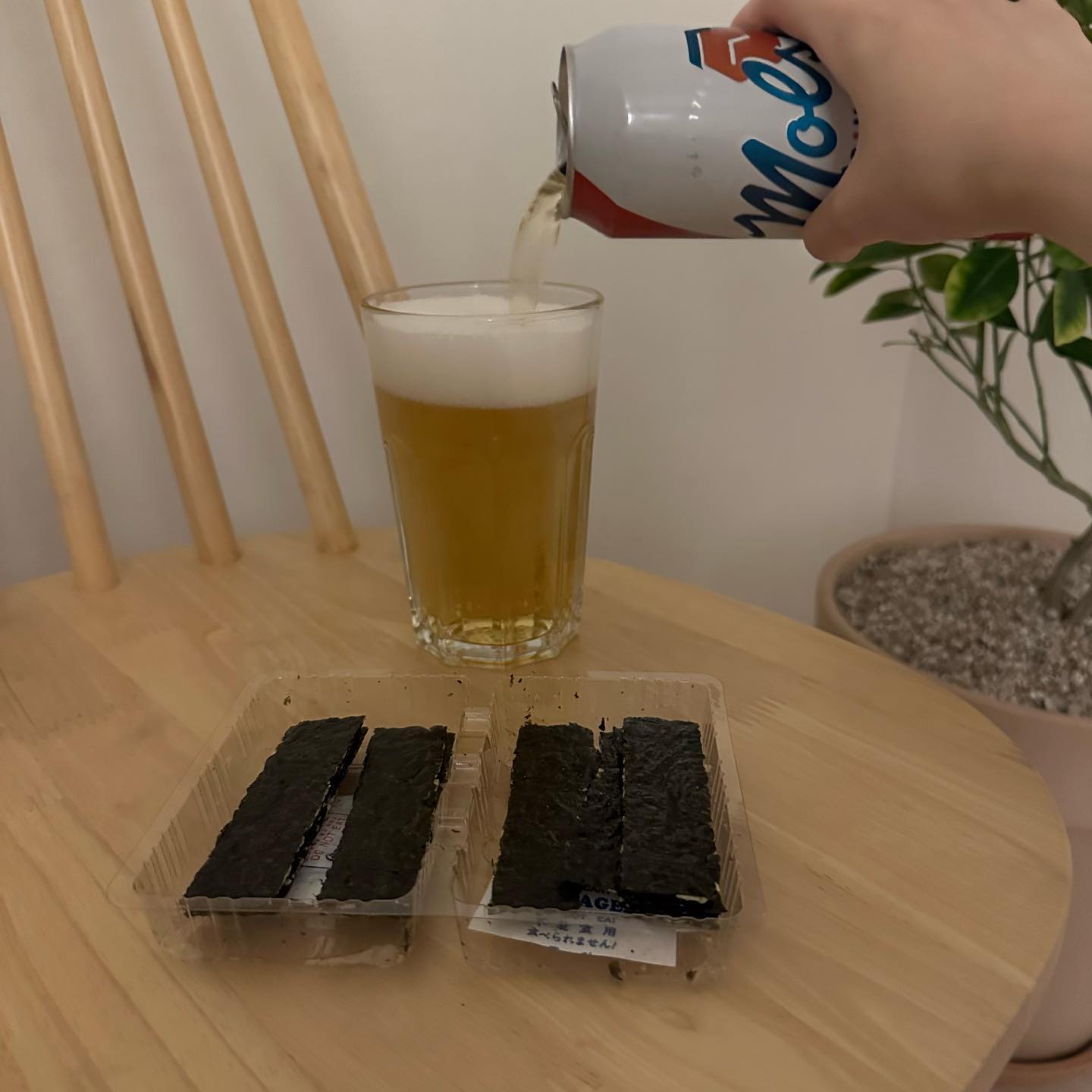 #협찬
⠀
⠀
#육퇴 #혼맥 이시간만 기다렸다구요오🍺
낮에 산책하다가 물 사러 편의점에 갔는데
단풍🍁이 그려져있는 요 맥주가 눈에 들어오더라구요👀
오늘 저녁엔 요놈이다 싶어서 사왔는데
부드럽고 시원하고 맑고,, 너무 맛있네욤🥺
딱 한캔만 마시고 젖병🍼 씻고 정리해야겠어용➰
⠀
#몰슨캐네디언 #캐나다맥주 #단풍맥주 #수입맥주추천 #편의점맥주 #수입맥주추천 #술스타그램 #가을맥주 #캐나다