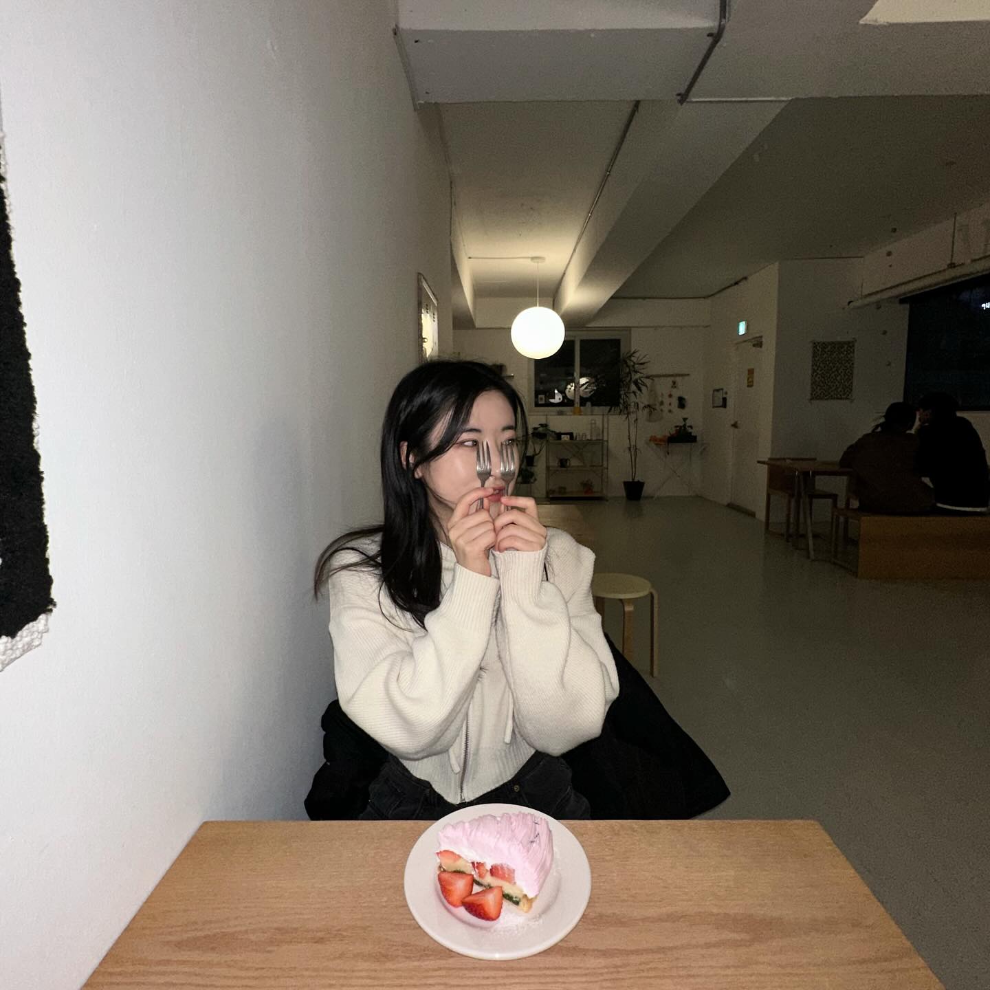 보기에도 예쁜 디저트가 맛도 있더라(고요)
.
.
.
.
.
.
.
.
(에이드 잔을 들고 있지만 차 마신거 안 비밀)
#화서동카페 #사티