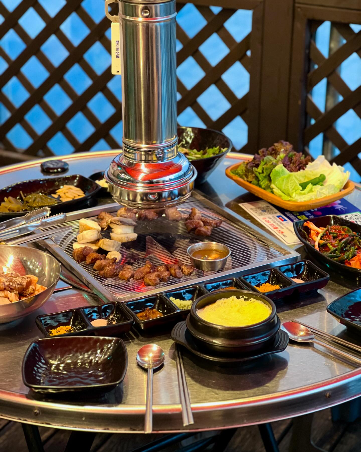 📍#최고를굽다 봉림점
[경남 창원시 의창구 대봉로 20 봉림상가 1층 106-2호]

- 최굽세트 A(이베리코흑돼지 꽃목살 + 이베리코 흑돼지 갈비)
- 된장찌개

깔끔한 내부와 포차같은 느낌의 야외 테라스 분위기
파절이와 여러종류의 장아찌, 김치, 파김치, 계란찜의 기본찬과 푸짐한 쌈채소, 고기와 곁들여 먹을 다양한 양념들! 
직접 만드셨다는 파김치 맛은 자꾸 생각나는 맛! 
이베리코 흑돼지 목살과 갈비로 구성된 최굽세트
친절한 사장님께서 전문가의 손길로 고기를 맛있게 구워주셔서 더 만족! 
마치 소고기 같기도 한 쫄깃하고 육즙가득한 목살
야들야들하고 달달하게 양념이 잘배인 갈비 
푸짐한 재료가 들어간 맛있는 된장찌개에 구워먹을 수 있는 김까지 주시니 밥이 술술! 
최상급 마블링과 육질을 자랑하는 이베리코 베요타를 맛보고 싶다면 최고를 굽다 봉림점!