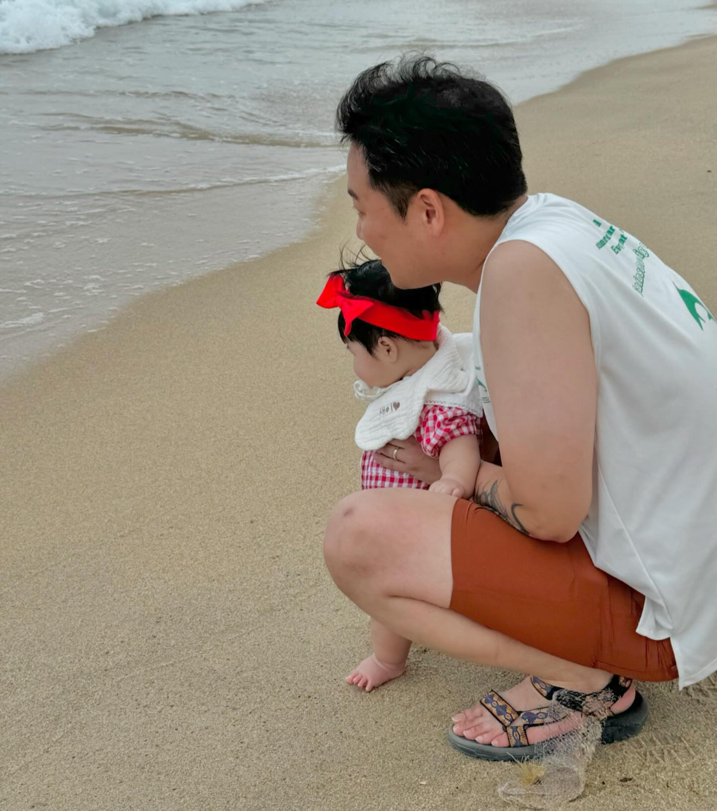 🌊
새이와 함께할 수 있는 오늘에 늘 감사해🤍
먼길 왔다갔다, 힘들었을 텐데 울지도 않고 잘 견뎌줘서 고마워

무엇보다 엄마아빠랑 여행해줘서 넘넘 고마워🤍🤍🤍🤍

환경이 바뀌니 강릉에서도 집에서도 자는게 힘들었던 울애기..
ㅠㅠㅠ엄마가 미안해, 사랑해 새이야🤍🤍🤍