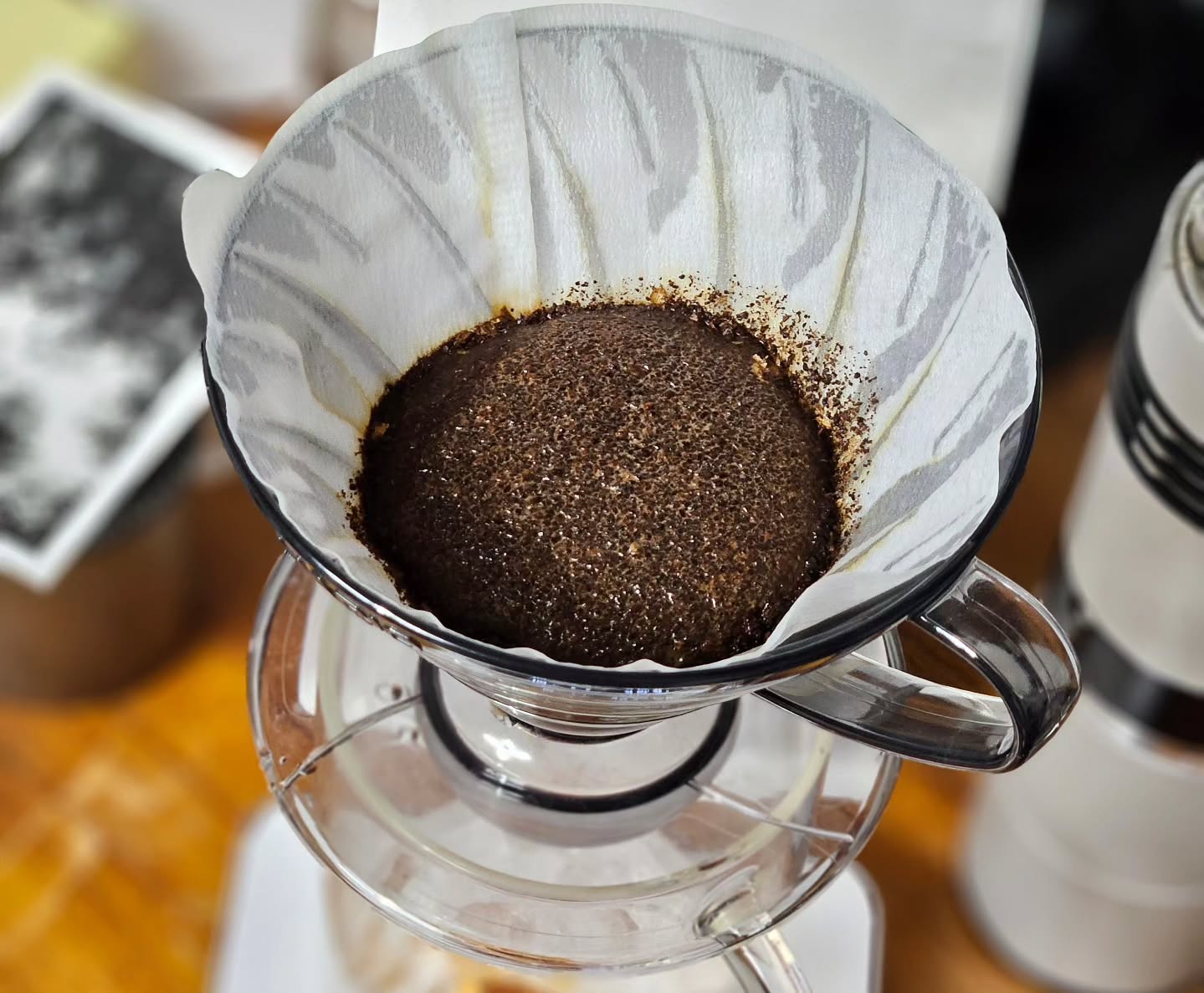 ☕️ Classic & Daily

아무 일 없이 지나가는 하루 하루가 참 소중한 일상이듯, 너무 튀지 않고 편안한 커피도 산미 캐릭터가 판치는 요즘에도 여전히 참 소중하다. 한번씩 커피 입맛의 영점을 잡고 싶을 때, 이런 저런 생각없이 "커피"를 마시고 싶을 때면. 고소하고 묵직하며 달콤쌉쌀한 그러한 블랙 커피가 유독 당길 때가 있다. 그런 니즈를 찰떡같이 충족시켜주는 커피가 아닐는지.

muusu_coffee_roasters 

#무우수커피로스터스
#패터슨블렌드