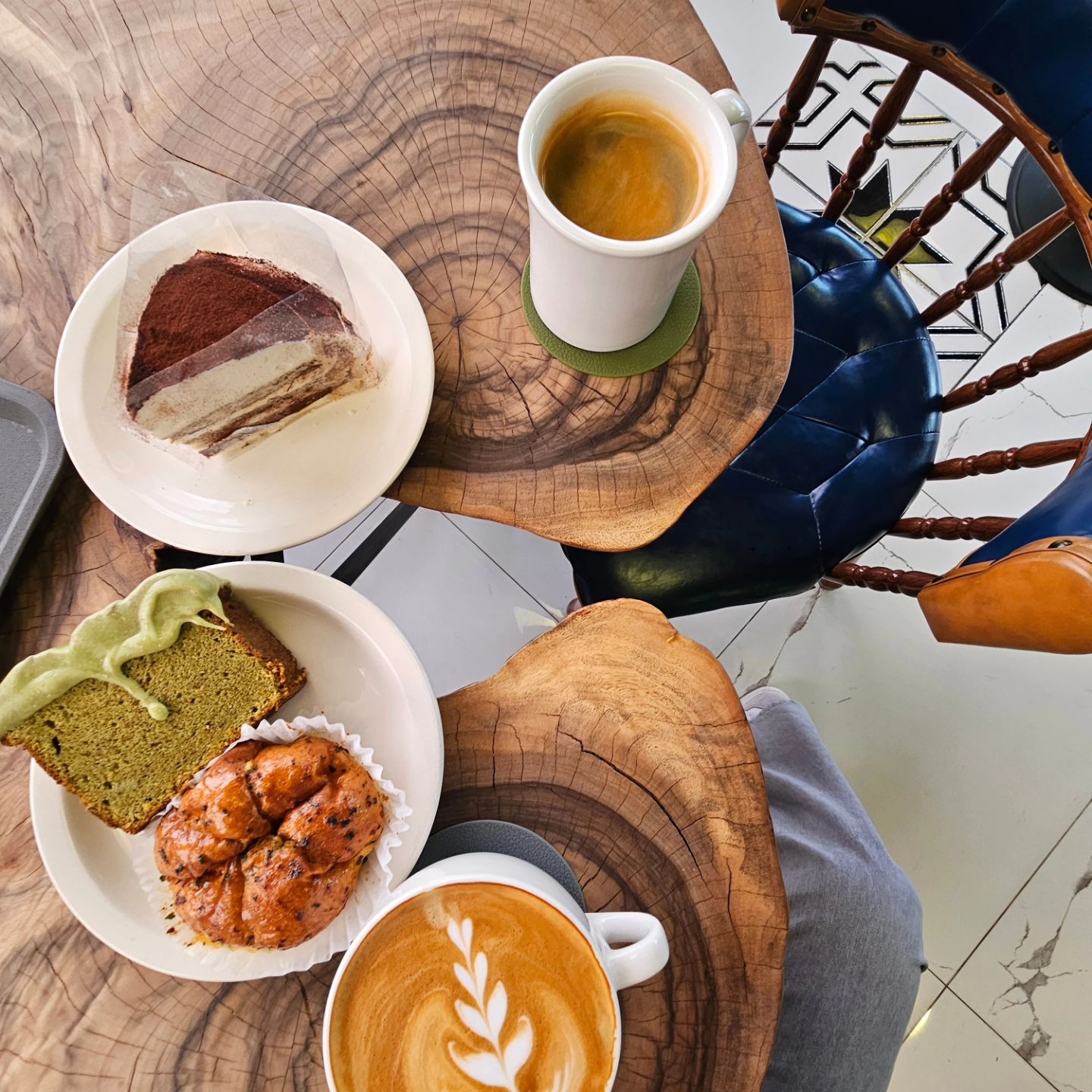 cafe.bomewa 가봄 #봄이와 #카페추천👍 
라떼아트 해준 카페라떼 냠냠
적당히 달지 않은 녹차파운드케잌♡
티라미슈케이크는 밑에 다크 초코와 쿠키가 있어서 색달랑
마늘빵두 따듯하니 더 맛있다

#점심데이트💕 #집순이딸램 둘은 🏠 에 있겠대...
다키웠네 증말~~~내가 데이트를 구걸해야해..
또 거절 당함 // #주말 #휴식 #회복중