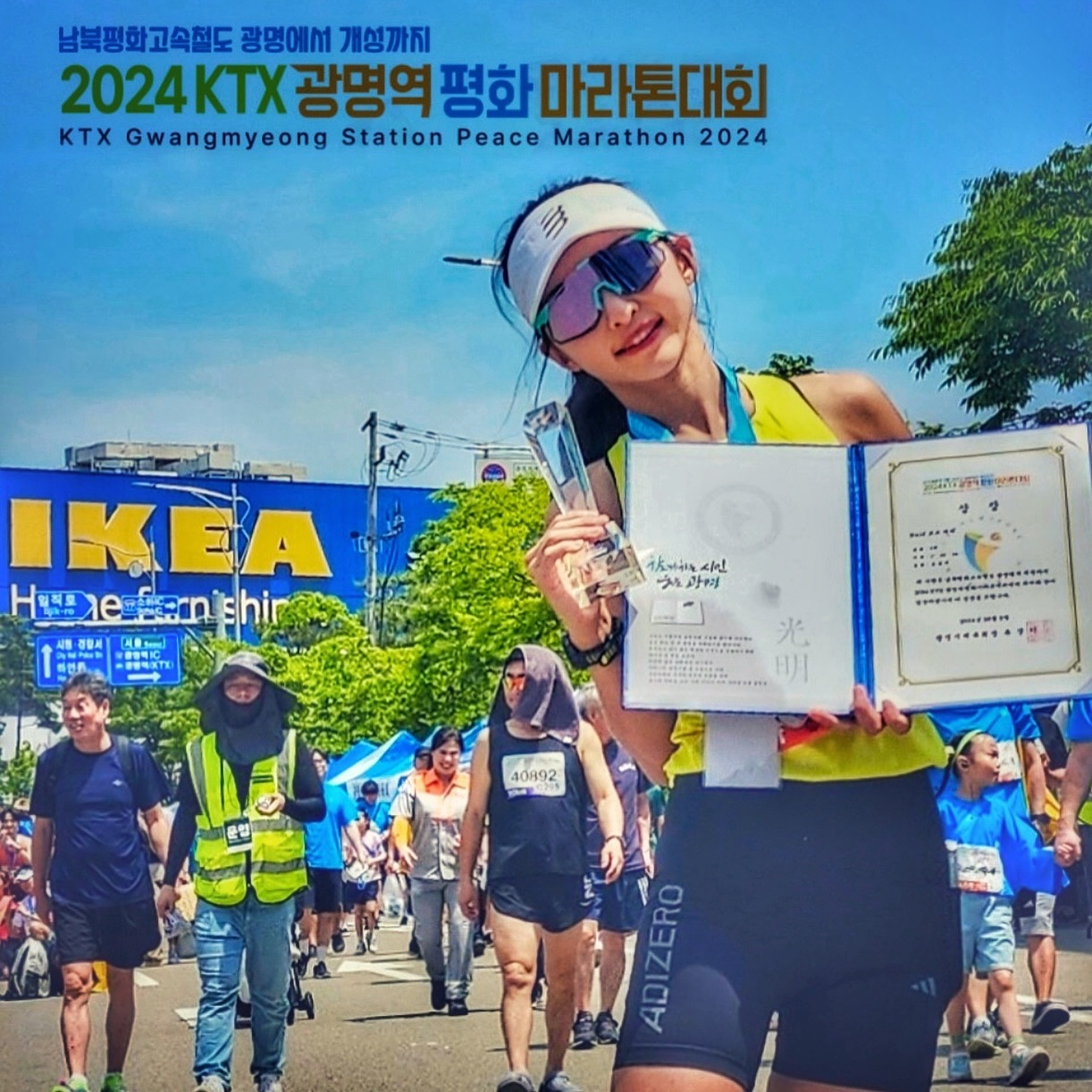 #광명역평화마라톤 ✨건타임5등✨ 

기록만 보면 엄청 잘뛴거같지만, 거리가 쬐끔 많이 부족했던🙄
그래도 운좋게 건타임5등으로 고수분들과 함께 포디움까지 올랐다!

전날 비가 많이왔고 혹시나 모를 비소식에 이날만큼은
최소한 덥지는 않게 시원하게 뛰겠구나, 나 찬민이없이도 잘뛰겠구나! 
싶었는데 왠열😓 뜨거운 태양과 잔잔바리 업힐로 털릴때로 털려버린😵‍💫
몇번이고 멈춰 걷고싶었지만, 그건 나다운 모습이 아녔기에
페이스가 많이 느려졌지만 이 악!!!! 물고  뛰었다!!!
(더위에 강하다는거 취소, 철원은 죽었다 이제😵)

그래도 5등으로 상금까지 탔으니까! 누나가 찬민이 피자사줌🍕
근데 나 입상할거 알았나 찬민이가 더 좋은선물 챙겨줌👀
열심히 뛰어서 또 맛있는거 사주께😉

같은날 다른곳에서 함께한 kinetic_camp runkist_ 식구들💓
멋지게 하프,10k 완주한것도 너무너무 축하하고 고생은 덤이요
가을엔 키맘까지 함께 마라톤 대회 가즈아😌✌🏽

.

.

.

comport.official
니삭스를 즐겨신는 내가, 드디어 업템포슬러를 접해봤다
부상이 많은편은 아니지만 발목이 약한지 무리하게 뛰고오면
미세한 통증들이 몇일을 신경쓰이게 했었다
테이핑을 단단히 해주면 또 그만큼 잡아주는게 있지만
피부가 약해 장시간, 혹은 잦은 테이핑은 또 약한 피부를 괴롭혔다
업템포슬러는 테이핑을 결합시켜 발목뿐만이 아니라
종아리 근육까지 잡아주고 아치 밴드형으로 사실상 발 끝부터
무릎까지 쫙 잡아줬다, 그렇다고 너무 타이트해 장시간 사용시
불편하다거나 쥐가 난다거나 하는 문제는 전혀없었다
발목도 타이트하게 잡아주니 테이핑을 따로 안해도되고
종아리 근육을 잡아주니 뛰는동안 다리가 가볍고 피로도가 덜한느낌 이랄까
길이는 내기준 조금 길었지만 다른분들은 좀 더 예쁘게 착용가능할듯!

#컴포트 #컴포트양말 #스포츠양말 #러닝양말 #업템포슬러
