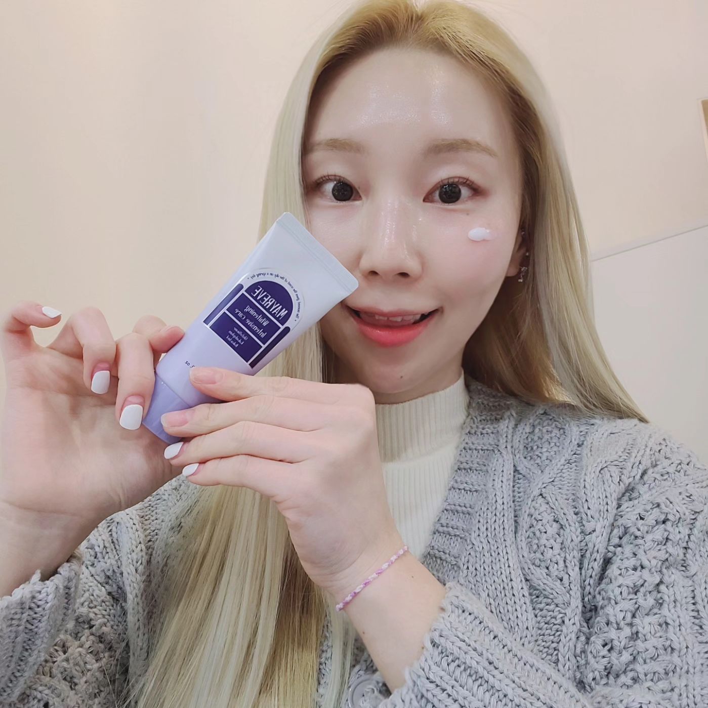 #협찬 바르는 순간 제가 환장하는 은은한 광이 돌고✨️
시원한 느낌이 들며 기분좋게 흡수되서
선크림 바른 위에도 종종 볼륨감 필요한
이마나, 콧대, 어려보이는 눈밑 볼에 덧발라주고 있는데요!

자극없이 속광과 속부터 촉촉하게 해줘서
이 크림을 바른날이면
실내히터로 자극받고 바깥으로 나가면 찬공기
건조함에 고통받는 피부가 덜 건조하더라구요!
여름엔 단독으로, 겨울은 레이어링해서
사계절 내내 사용해도 좋을것 같은 제형이에요~!
"글루타치온 메이레브 화이트닝 집중케어 크림"
으로 같이 밝아져요✨️🫶🏻

https://smartstore.naver.com/youneedsmall/products/9600076117
.
.
.
uniz.shopping
#미백크림#진정크림# 화이트닝크림#보습진정크림#미백케어