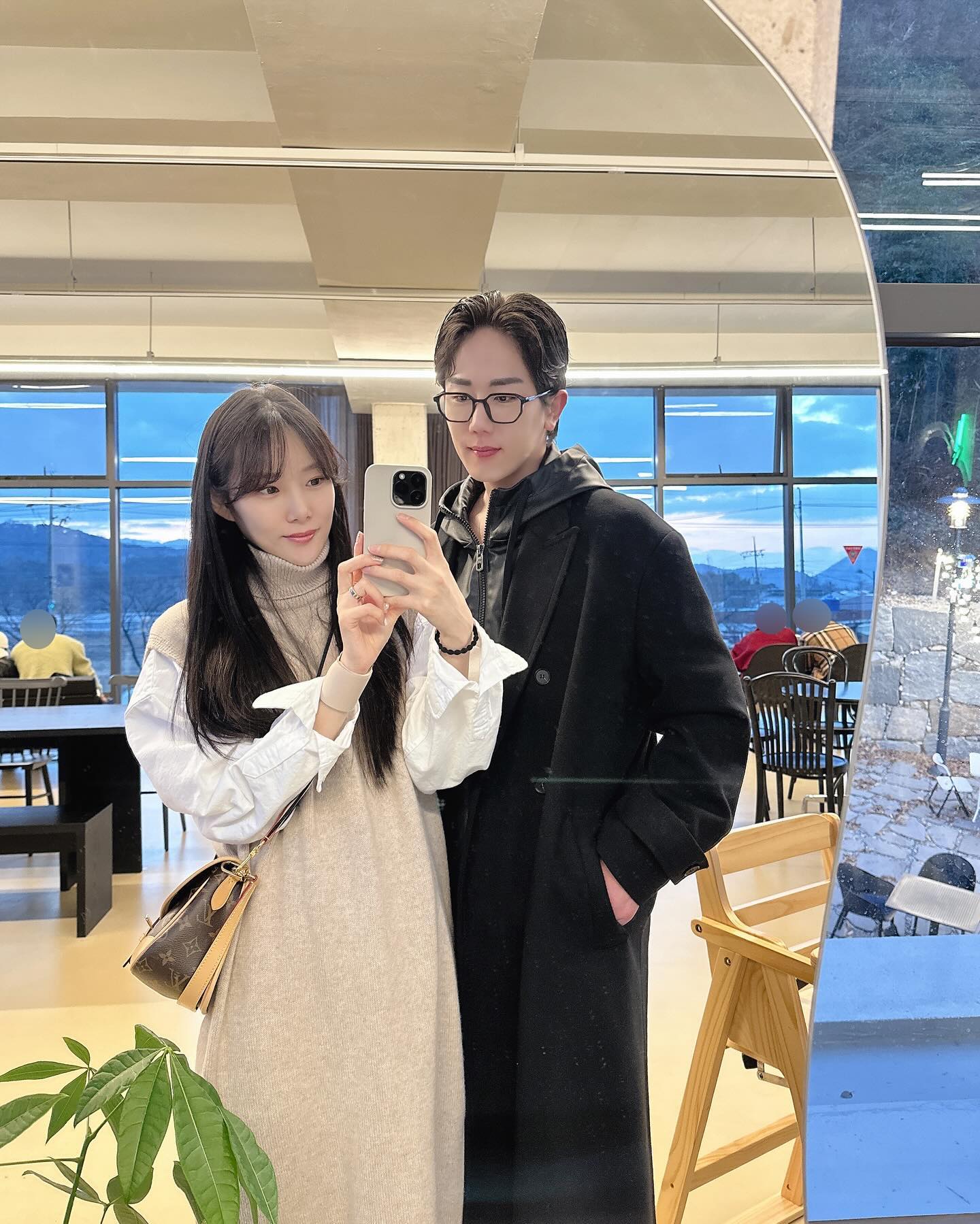 아기랑 카페에 가면 한시간 이상 있을수 없다 #슬픔 
마시고 사진찍고 후다닥 🥹…
#킹스맨 이랑 사진찍음 ㅋㅋㅋㅋ 킹스맨같네🤭