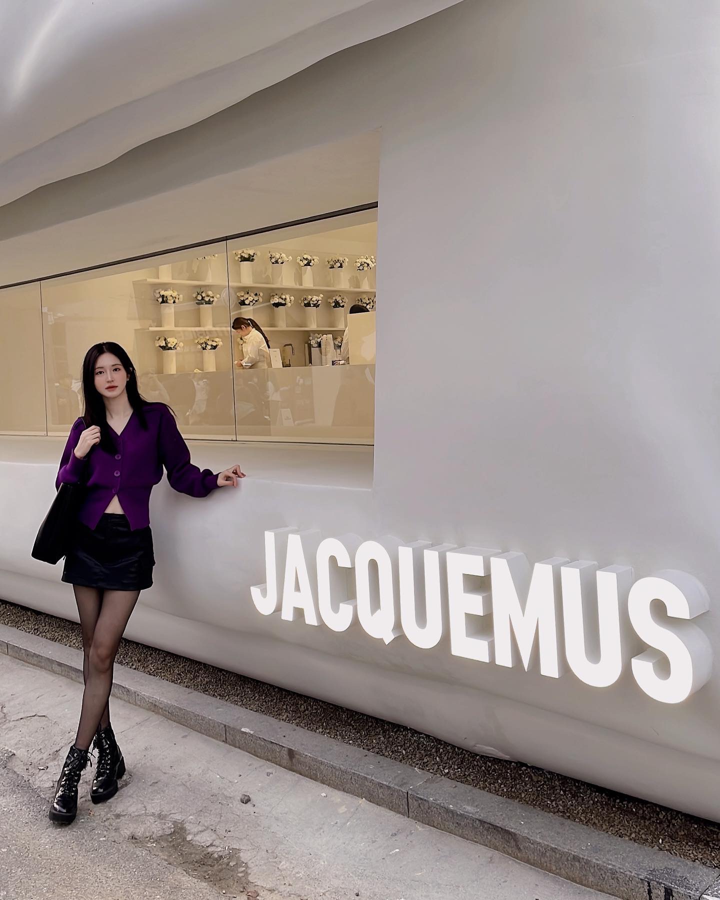 jacquemus in Seoul
꽃향기 가득한 Le cafe Fleur 에서 자크뮈스의 2023fw 귀여운 백들과 따뜻한 목도리🧣구경하고 왔찌요 
#오우드 카페가 엄청나게 큰 가방으로 변해 있었구 안에서는 꽃이랑 커피도 팔길래 바닐라빈라떼☕️ 한잔 잘 마시고 갑니당🤍

#자크뮈스 #jacquemus #lecafefleur