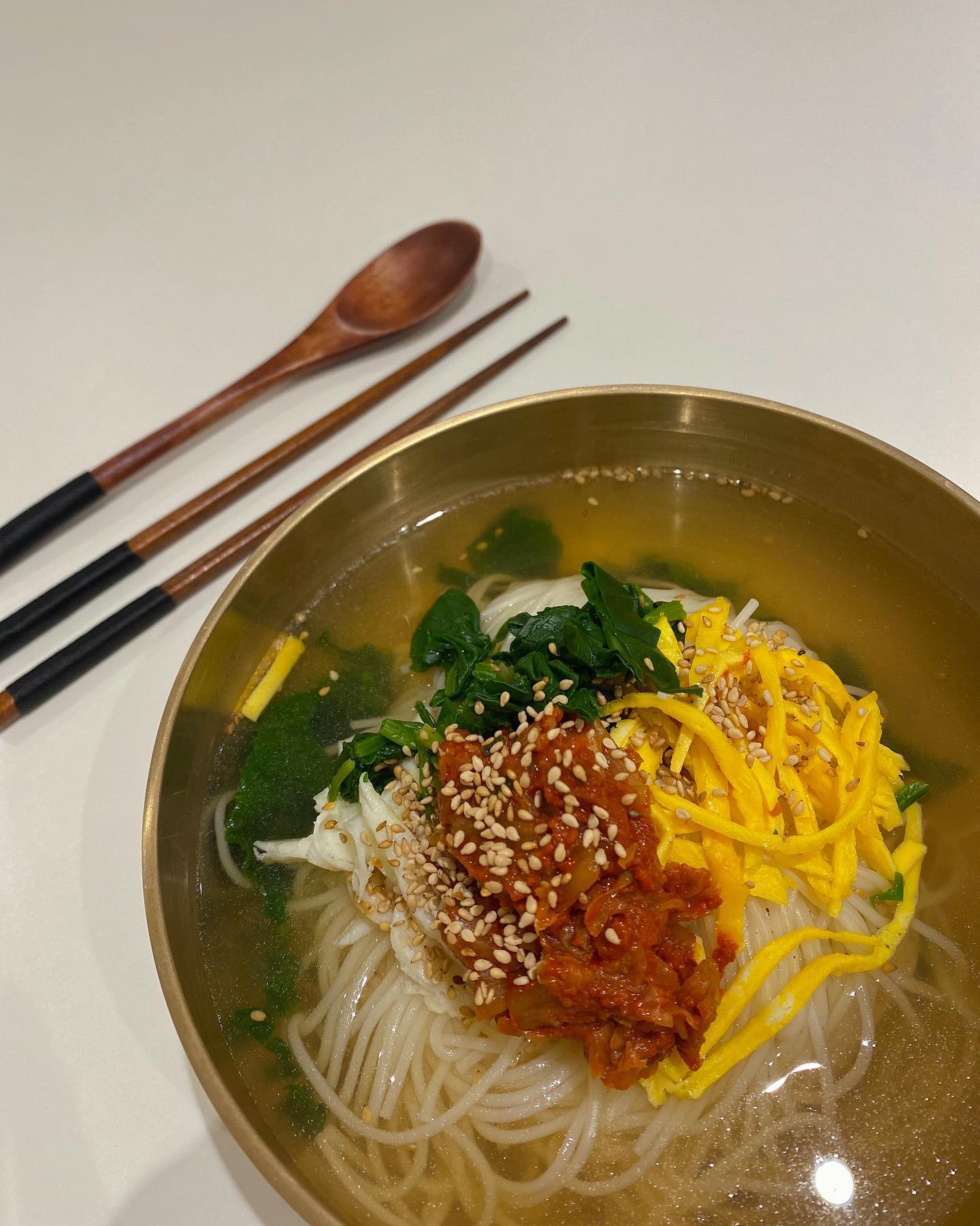 🥣
퇴근길에 붕어빵 한 봉지 사들고 들어와 먹으며,
간단히 잔치국수나 해먹자- 싶어 냄비부터 꺼내서
코인육수 무 멸치가루 넣고 멸치다시물 보글보글 끓였어요.

육수가 끓는 동안
노랑하양 달걀지단, 시금치고명 준비해주고
소면도 부그르르 포-옥 삶아 찬물에 박박 헹궈줍니다 -

한소끔 보그르르 끓은 육수는 국간장 참치액 넣어 간 맞춰주고,
김치 다져 고명으로 얹었더니 간이 완전.딱 들어맞고 그래요 ? ✨

추웠다 풀렸다 오락가락하느라,
하루종일 얼었다 녹았다 반복해 움츠러든 몸이 스르르 풀리는 맛.

오늘도 자알 먹었습니다. 🥣
.
.
.
.
#잔치국수 
#멸치국수