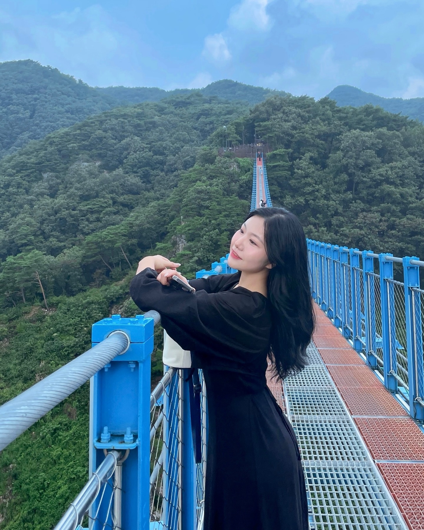 #제작지원
가벼운 등산 코스로 추천하는 소금산 출렁다리 ⛰️
570개 계단따라 총총 올라가다보니 순식간에 도착했다는😮😮 스텝밀 한다고 생각하니 금방 도착하더라고요..?!👀
긴~~ 다리 건너면서 사진도 찍고 자연도 만끽할 수 있는 원주 소금산 출렁다리🤍
+ 벌이 옆에 있는데도 신나있는 사람 나야나👋🏻👋🏻
💌 장소
강원특별자치도 원주시 지정면 소금산길 12
💌 운영시간 (매주 월요일 휴무)
하절기(5-10월) 9:00-18:00
동절기(11-4월) 9:00-17:00
💌 입장료
대인 9,000원 / 소인: 5,000원
해당 포스팅은 원주농촌체험휴양마을협의회x소도시트래블의 지원을 받아 작성되었습니다.
#국내여행 #원주크리에이투어 #원주농촌크리에이투어 #강원도원주미식여행 #원주가볼만한곳추천 #소금산그랜드밸리 #출렁다리 #소도시트래블