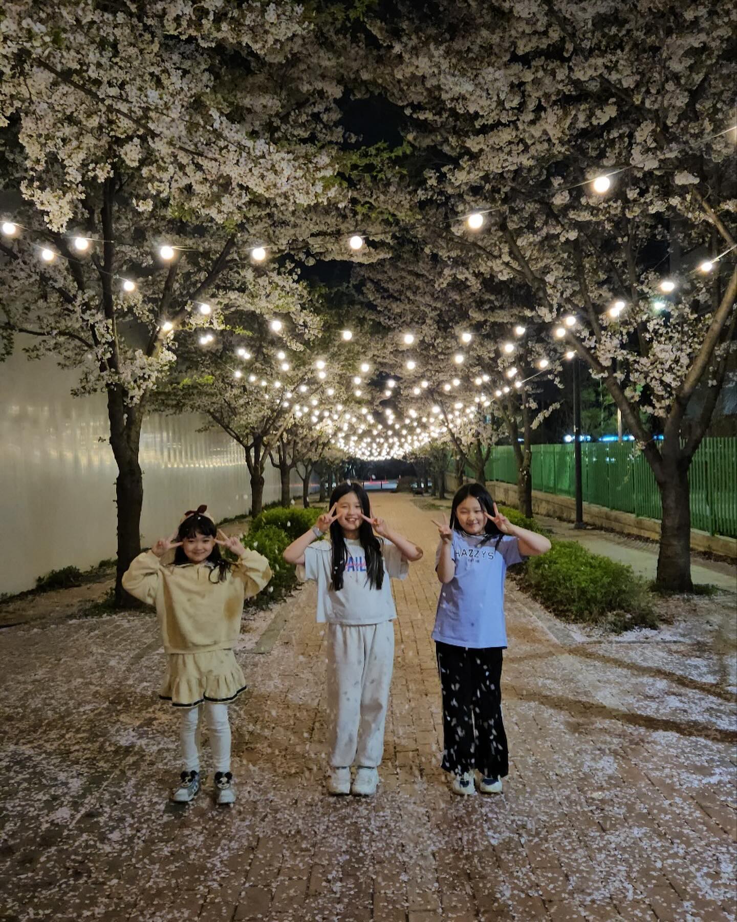 .
.
같은사진같아보여도
엄마눈엔 이모눈엔 다 다른 
러블리한 사진들💕
#사랑스럽
#너희는사랑이야❤️ 
#벚꽃엔딩