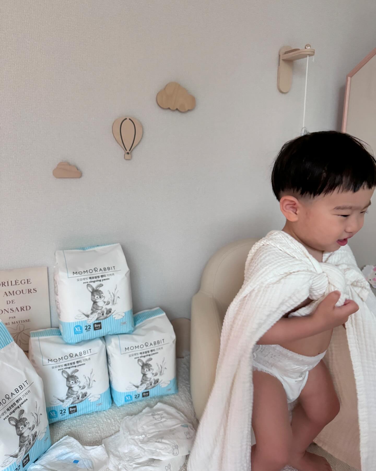 #협찬 #모모래빗서포터즈 #제품제공
⠀
모모래빗 찐 팬, 도윤이가
이번에 모모래빗 여름기저귀
통기대장 에코씽씽 서포터즈가 되었어요😆

⠀
이제 온도가 상승하고 더운 날이 다가오고 있는데
올 여름에 쭉〰️ 사용하게 될 찐 필수템!
모모래빗 에코씽씽 팬티기저귀를 소개드려요🩵
⠀

모모래빗 기저귀는 촉감이 진짜 부드러운거 다들 아시죠?
아기 피부에 닿는거라 촉감 너무너무 중요하잖아요〰️🥹
그리고 여름기저귀라 얇고 가벼워요🪶

🪄 얇지만 뛰어난 흡수력으로 우래기 엉덩이를 뽀송뽀송하게
유지해줘요!
🪄 안심 씽씽쿨핏: 엉덩이만 살짝 감싸주는 넓어진 힙커버로
땀 찰 수 있는 더운 여름에 시원함은 지켜주고 안정감은 up 시켜줘요🩵
🪄 초슬림핏 디자인으로 우래기들 옷태도 살려줘요🤭

⠀
뒷모습도 예쁜 모모래빗 에코씽씽
올 여름 우리 함께 뽀송뽀송한 엉덩이 지켜요〰️🐇🫧
⠀
⠀
🏷️ 모모래빗 에코씽씽 팬티기저귀
➰도윤이는 10.5 kg, XL 착용했어요

💫𝓣𝓱𝓪𝓷𝓴𝓼 𝓽𝓸 whittlestore_official
⠀
⠀
#모모래빗 #아기기저귀 #토끼기저귀 #모모래빗에코씽씽 #여름기저귀  #통기대장에코씽씽 #모모래빗여름기저귀 #모모래빗썸머기저귀 #모모래빗여름기저귀추천 #팬티기저귀 #흡수력좋은기저귀 #썸머기저귀 #낮밤기저귀 #어린이집준비물