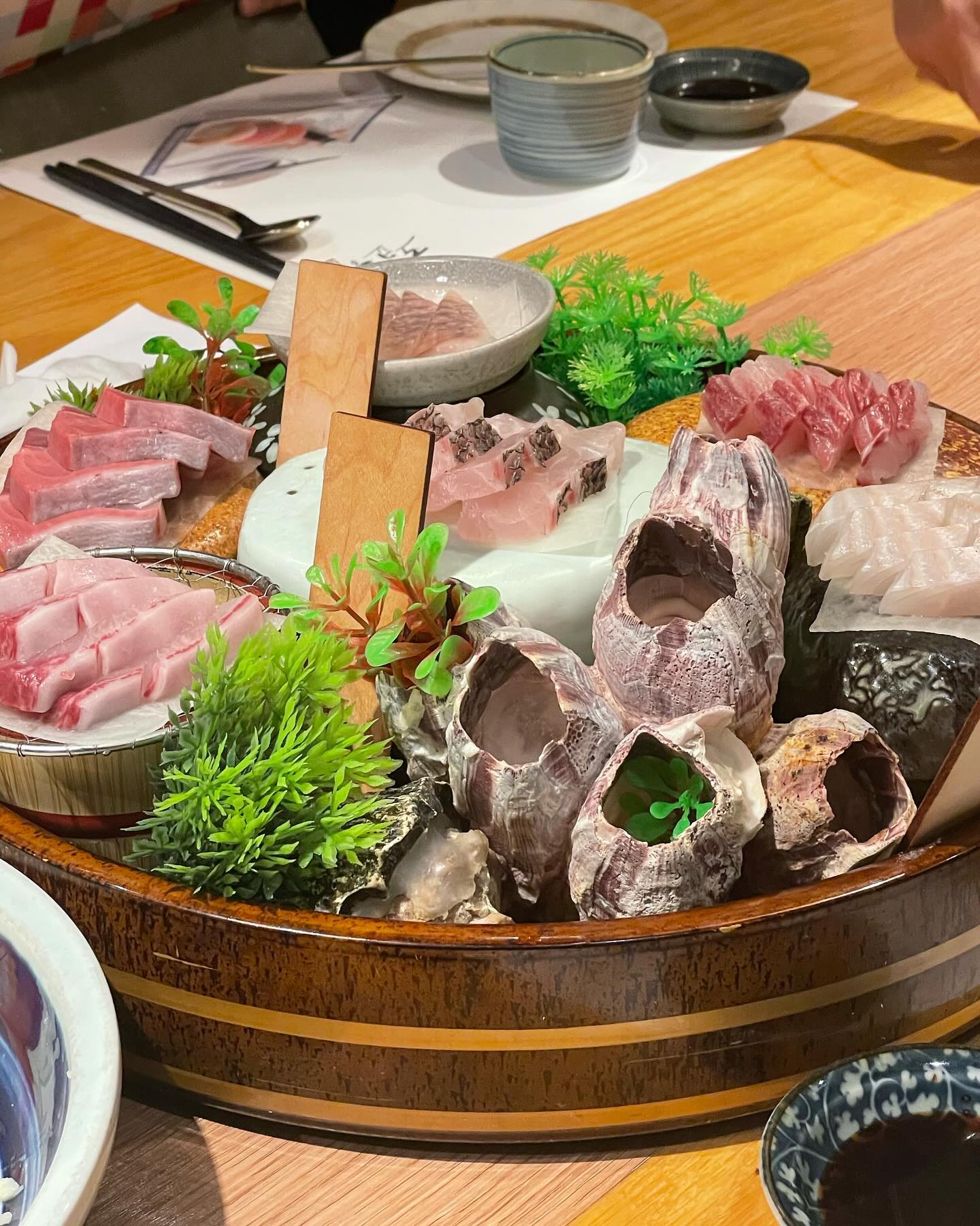 시댁 가족 모임 도쿄하나 등촌🍣 
회 양이 적어서 아쉬울 수 있었지만 샤브사브가 배를 두둑히 채워주었다😆 어린이용 치즈돈까스도 가성비 굿👍 같이 마신 아사히 생맥주도 기가막혔지만 어른들과 함께라 한 잔만 마셨다 ㅋㅋ 이번 모임 식사메뉴듀 성공적💓

#도쿄하나 #도쿄하나등촌점 
#등촌맛집 #등촌가족모임
#먹스타스램 #맛스타그램 #먹방기록 #먹부림
