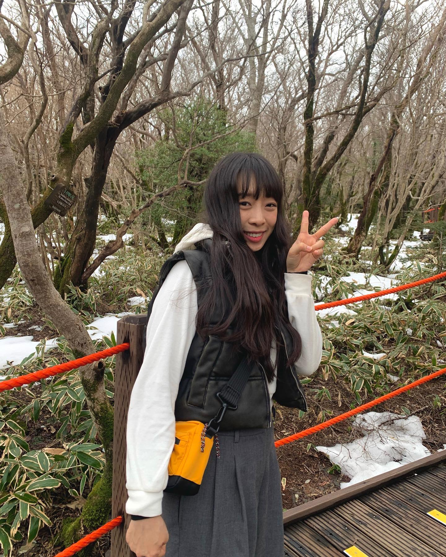 어승생악코스 완등🏔️🍃☁️
올라갈때 헥헥거리고 땀 삐질 흘리고 위에서 
좋은공기 마시면서 시원하게 뻥 뚫린 
믓진 경치보는게 등산의 묘미✨
사진보니 주먹 꽉쥐고 있는 나,,😶ㅎ.ㅎ
제작년엔 눈이 많이와서 진달래밭까지만 등반했는데
아모쪼록 올해는 정상 깃발 펄럭쓰 야호” 입네닷 🙌🏻
#제주도#한라산#어승생악#등산#등산스타그램