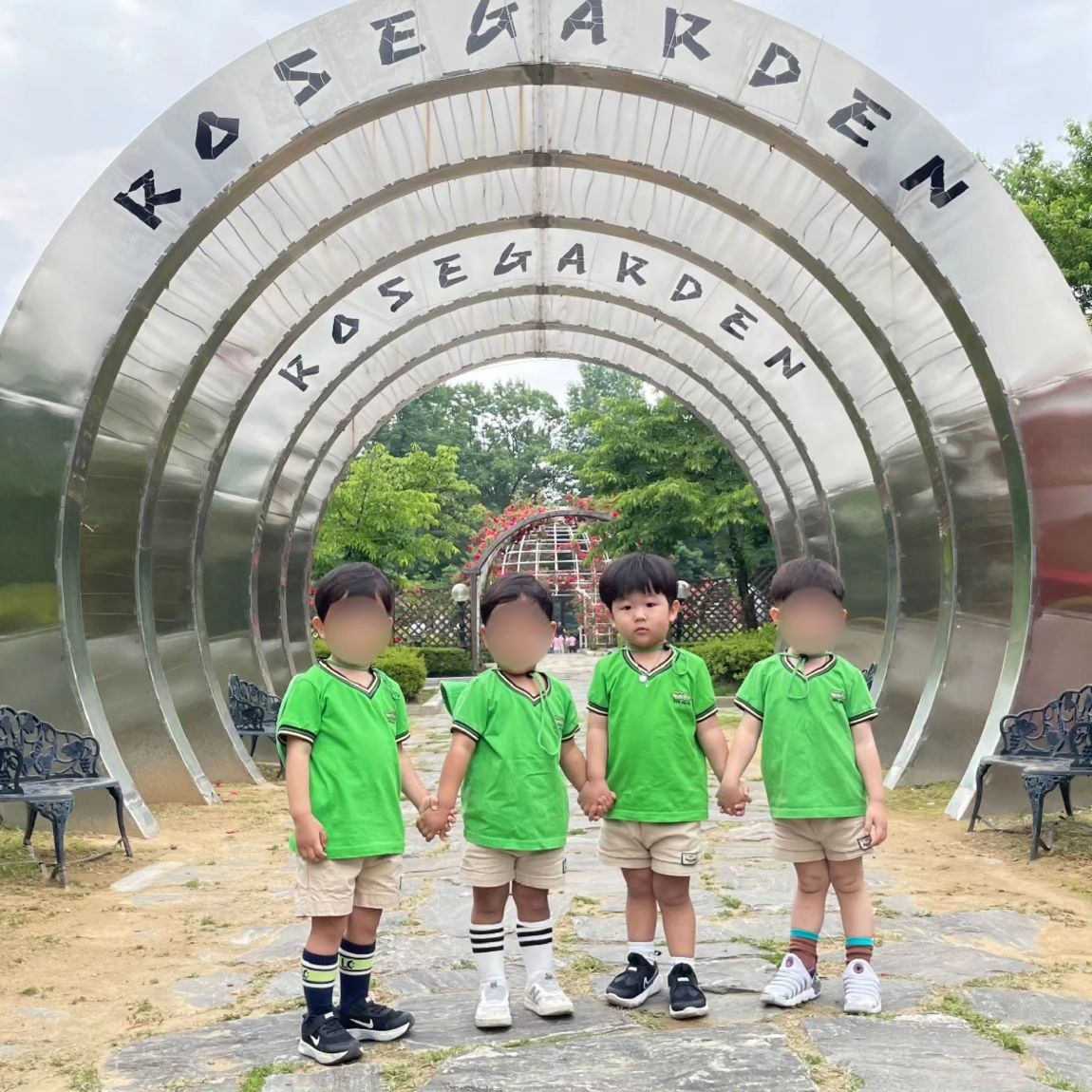 𝙷𝚢𝚎𝚘𝚗 𝙶𝚢𝚞 ♥ 𝟸𝟶𝟸𝟹𝟶𝟼𝟶𝟷

친구들과 로즈가든 다녀온 똑띠씨🌹

작년에 갔을땐 똑띠가 잘 걷지도 않으려고해서
우리 슨생님들이 좀 마니 힘드셨을텐데,
올해는 누구보다 씩씩하게 친구들 손 놓지않고
아주 잘 걸어다니며 자연을 즐겼다고..🤭💙

키노 업로드 된 사진 보면 신똑띠 제법 의젓해보임
내새꾸.. 언제 또 이렇게 큰건지..😭😭

임오들 똑띠씨 이렇게 많이 컸어유👍🏻

(늦은 기록 반성중..🫠)

#똑띠씨의_어린이집_생활