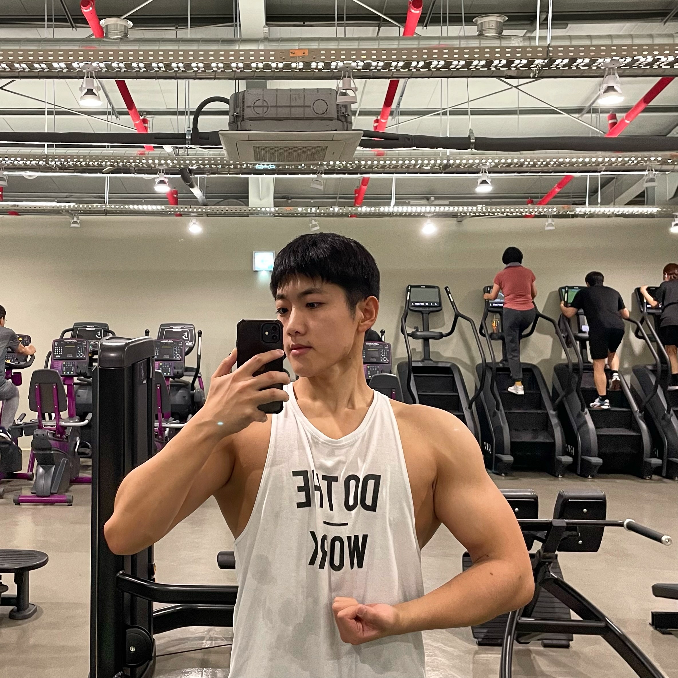 gem의 대회일지 112일차📝

오늘은 #pushday 

차가 막혀 피티 시간이 다 되서 와버린덕에
몸도 제대로 못풀고 운동을 시작하니
역시나 전거근과 왼쪽 날개뼈는 정신을 못차리고
제 기능을 못해 그거 푸는데 시간 다 보내는것같다

하지만 곧 죽어도 포기란 없지
점점 풀려가는 상태를 확인하고 텐션을 높여
어깨를 메인으로 가져가고 가슴을 조졌더니
오늘따라 딥스가 참 맛있었다😋

이후에 유산소로 인클라인 러닝머신과
스텝밀을 인터벌로 타고 마무리

내 안좋은 몸상태에 고민이 많으신 선생님께 
죄송해서라도 안다치고 더 열심히 운동해서 
꼭 멋진 모습으로 대회에서 빛을 내자👊

#오운완 #스포츠모델 #대회준비 #112일차
#헬스 #헬스타그램 #운동하는남자 #운동하는여자
#운동하는직장인 #운동소통 #운동기록 #운스타그램
#다이어트 #바디체크 #동기부여