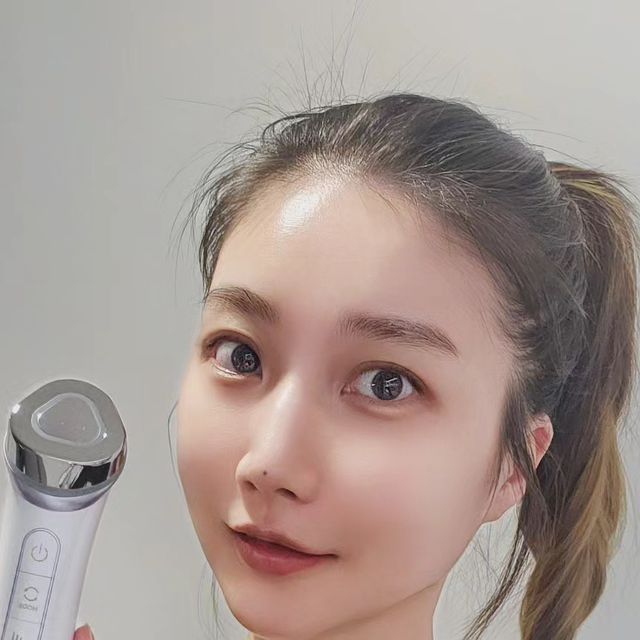  🎀 별희 on Instagram: "#협찬

한 살 더 먹으니 탄력이 더욱 떨어지는 느낌이라
센텔리안24 마데카프라임으로 홈케어 시작했어요｡·͜·｡

❝ 센텔리안24 마데카프라임 ❞
✔ 3가지 모드지만 각질, 모공, 탄력, 물광 등 10in1효과
✔ 112g으로 가벼운 무게
✔ 모드별 5분, 음성지원으로 쉬운 사용
✔ 얼루어 품평단 50인 지인 추천 의사 100%
✔ 누적 판매 220억 돌파

가을부터 속건조가 심했는데,,
원래 쓰던 화장품으로 기초 바르고 흡수 모드를 사용해 주니
확실히 손으로 바르는 것보다 깊이 흡수되어
속건조가 많이 좋아졌어요-!

그리고 PDRN 앰플과 함께 탄력 관리를 해주고 있는데,
미세전류 에너지로 피부 표면과 표면 아래를 자극하여
피부 처짐을 개선해 주는 원리라 그런지,,
사용 직후 거울 보면 뭔가 처짐이 덜한 느낌이 들더라고요?🫢

꾸준히 사용하면 세월 비켜갈 수 있을지 모르니까...
열심히 사용하기로 다짐!!
전용 앰플과 사용하면 효과 UP 되지만,
사용하는 화장품과도 병행 가능하니 그 점도 좋아요🩷

✅️ #센텔리안24마데카프라임 @centellian24
[판매처 www.madecaprime.co.kr]

#뷰티디바이스 #마데카프라임 #이보영마데카프라임 #동국제약마데카프라임 #얼굴마사지기기 #피부탄력기기 #얼굴케어 #피부미용기기추천 #피부마사지기 #피부기기 #피부디바이스 #피부홈케어 #홈디바이스 #홈케어피부관리기"