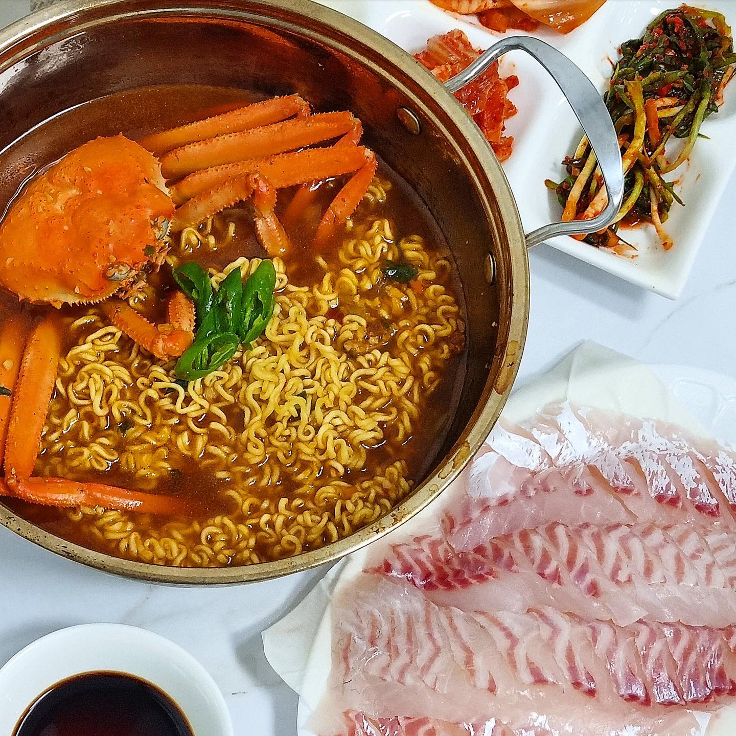 #협찬 업체로부터 제공받은 제품입니다
🎣
오늘의 미끼🎣
내장가득 연지홍게!
no.1_tongkeun 

🦀#홍게라면 #홍게내장볶음밥

🦀 니들이 게맛을 알아?!! 난 오늘 알아버렷엉… 얇은껍질에 부드러운 살이 일품인 영덕대게랑 홍게가 합쳐졌어여 색깔보송🫠

🦀 홍게 분해후 내장 쏙쏙 파내서 굴소스 계란 마늘 참기름등등 내장볶음밥 해먹었는데 집에서 이런음식할수있다니 나에게 감탄… 

🦀솔직히 대게 밖에서 먹으면 너무 비싸자나여
성수기때 바닷가라도 간다면..ㅎ 싯가..ㅎ💸 대게보다 싸고 양은 훨씬많아서 안아까움 가성비갑이여
산지직종으로 믿을수있고 좋은 서식지에 잡아 영양만점!😍 

🦀자숙홍게라 배송당일에 전부 쪄서 보내주시는데 세상빠르게옴.. 바로 먹어도 좋지만 찜기 끓는물위에 2-3분만 올려놓으면 따뜻하고 보드라운 게살을 먹을 수 있다구여🔥

밴드에서 이벤트와 초특가판매일정 확인가능 !!!!
[https://band.us/01022978253]

구매링크⬇️⬇️
http://naver.me/FA1W5yNz

#홍게택배 #산지직송 #구룡포통큰수산 #통큰수산 #홍게맛집 #구룡포맛집 #술안주 #홈파티 #박달홍게 #연지홍게 #홍게요리 #선주직송